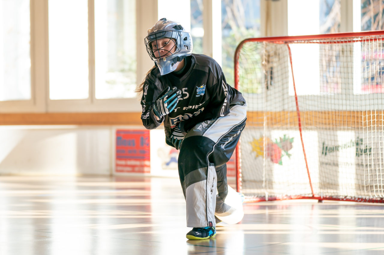 Landbüel (Wil ZH), 16.2019, Unihockey Juniorinnen B 7. Runde, Kloten-Dietlikon Jets - Traktor Buchberg-Rüdl.  

(Claudio Schwarz, unihockey-fotos.ch)

Copyright: Claudio Schwarz, unihockey-fotos.ch – Dieses Bild wurde durch swiss unihockey lizenziert und darf ausschliesslich auf den Online-Kanälen von swiss unihockey verwendet werden. Die redaktionelle oder kommerzielle Nutzung durch Dritte (Medien, Vereine, Unternehmen oder Privatpersonen) per Download von diesem flickr-Account ist ausgeschlossen. Das Bild kann bei Interesse via unihockey-fotos.ch kostenpflichtig lizenziert werden. unihockey-fotos.ch behält sich vor, fehlbaren Medien, Vereinen, Unternehmen oder Privatpersonen Bilder mit einem Zuschlag in Rechnung zu stellen.
