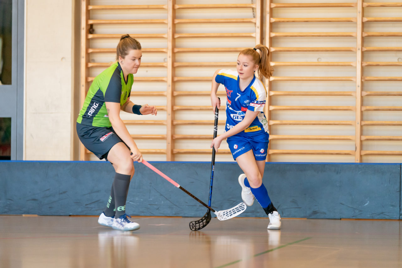 Hüenerweid (Dietlikon), 16.02.2019, Unihockey Damen U21 A Playoffs 1/4-Final Spiel 1, Kloten-Dietlikon Jets - Unihockey Berner Oberland, Rahel Rieder (Nr. 7, Kloten-Dietlikon Jets) spielt einen Pass

(Claudio Schwarz, unihockey-fotos.ch)

Copyright: Claudio Schwarz, unihockey-fotos.ch – Dieses Bild wurde durch swiss unihockey lizenziert und darf ausschliesslich auf den Online-Kanälen von swiss unihockey verwendet werden. Die redaktionelle oder kommerzielle Nutzung durch Dritte (Medien, Vereine, Unternehmen oder Privatpersonen) per Download von diesem flickr-Account ist ausgeschlossen. Das Bild kann bei Interesse via unihockey-fotos.ch kostenpflichtig lizenziert werden. unihockey-fotos.ch behält sich vor, fehlbaren Medien, Vereinen, Unternehmen oder Privatpersonen Bilder mit einem Zuschlag in Rechnung zu stellen.
