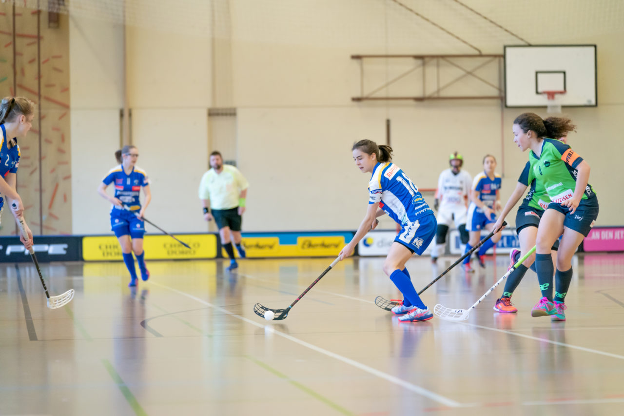 Hüenerweid (Dietlikon), 16.02.2019, Unihockey Damen U21 A Playoffs 1/4-Final Spiel 1, Kloten-Dietlikon Jets - Unihockey Berner Oberland, Linda Eisenegger (Nr. 18, Kloten-Dietlikon Jets) spielt einen Pass

(Claudio Schwarz, unihockey-fotos.ch)

Copyright: Claudio Schwarz, unihockey-fotos.ch – Dieses Bild wurde durch swiss unihockey lizenziert und darf ausschliesslich auf den Online-Kanälen von swiss unihockey verwendet werden. Die redaktionelle oder kommerzielle Nutzung durch Dritte (Medien, Vereine, Unternehmen oder Privatpersonen) per Download von diesem flickr-Account ist ausgeschlossen. Das Bild kann bei Interesse via unihockey-fotos.ch kostenpflichtig lizenziert werden. unihockey-fotos.ch behält sich vor, fehlbaren Medien, Vereinen, Unternehmen oder Privatpersonen Bilder mit einem Zuschlag in Rechnung zu stellen.
