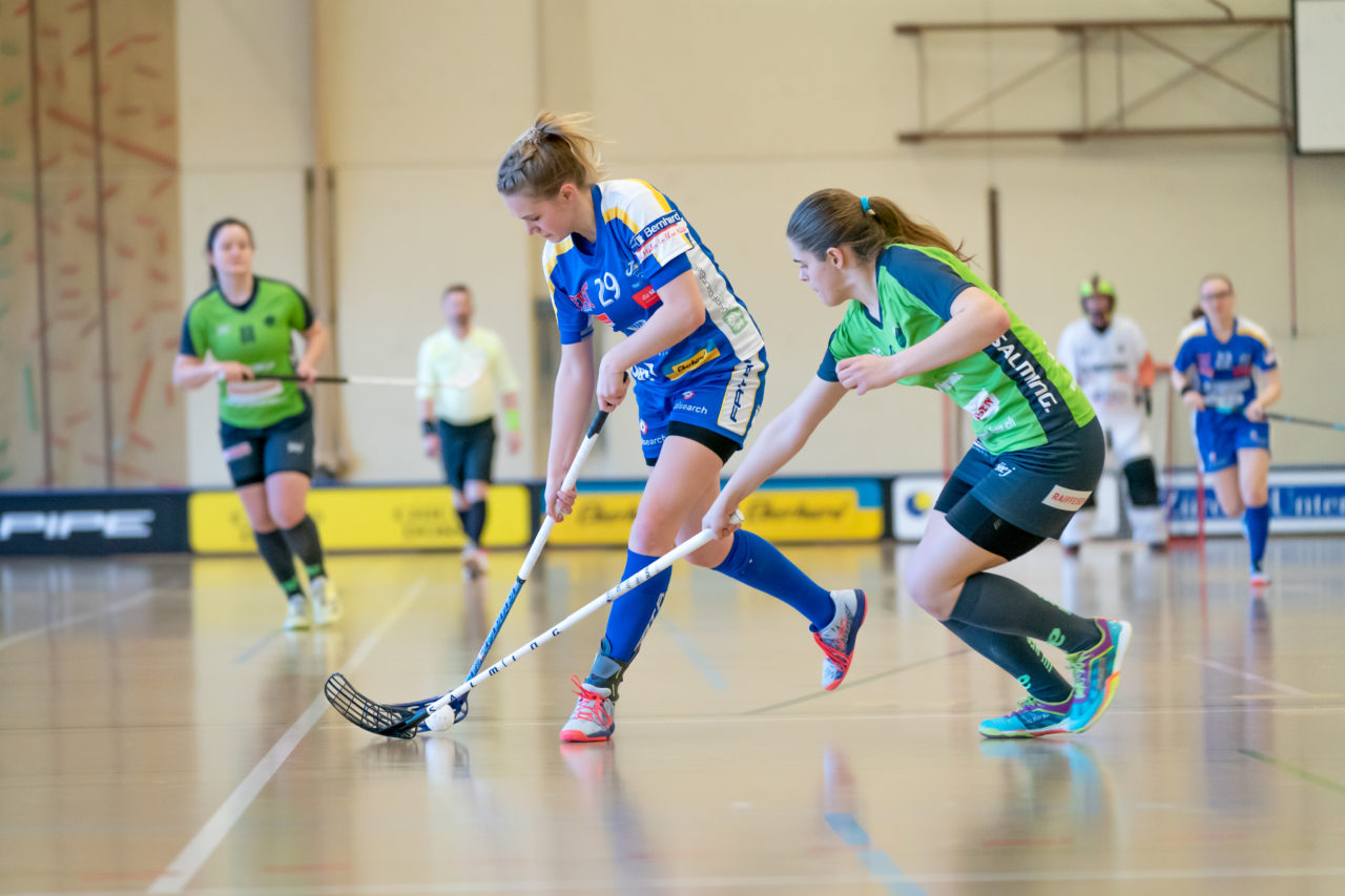 Hüenerweid (Dietlikon), 16.02.2019, Unihockey Damen U21 A Playoffs 1/4-Final Spiel 1, Kloten-Dietlikon Jets - Unihockey Berner Oberland, Lea Suter (Nr. 29, Kloten-Dietlikon Jets) mit einem Abschlussversuch

(Claudio Schwarz, unihockey-fotos.ch)

Copyright: Claudio Schwarz, unihockey-fotos.ch – Dieses Bild wurde durch swiss unihockey lizenziert und darf ausschliesslich auf den Online-Kanälen von swiss unihockey verwendet werden. Die redaktionelle oder kommerzielle Nutzung durch Dritte (Medien, Vereine, Unternehmen oder Privatpersonen) per Download von diesem flickr-Account ist ausgeschlossen. Das Bild kann bei Interesse via unihockey-fotos.ch kostenpflichtig lizenziert werden. unihockey-fotos.ch behält sich vor, fehlbaren Medien, Vereinen, Unternehmen oder Privatpersonen Bilder mit einem Zuschlag in Rechnung zu stellen.