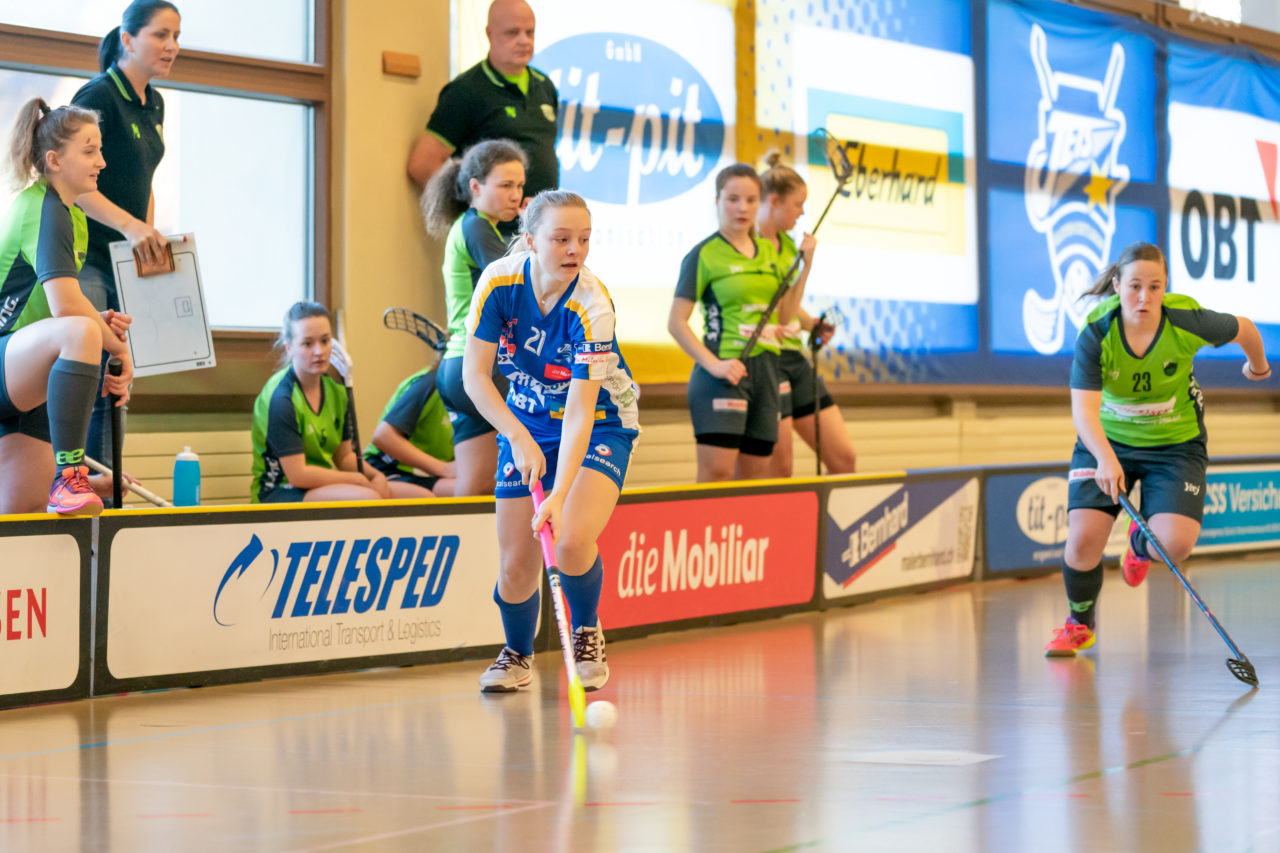 Hüenerweid (Dietlikon), 16.02.2019, Unihockey Damen U21 A Playoffs 1/4-Final Spiel 1, Kloten-Dietlikon Jets - Unihockey Berner Oberland, Flavia Michel (Nr. 21, Kloten-Dietlikon Jets) spielt einen Pass

(Claudio Schwarz, unihockey-fotos.ch)

Copyright: Claudio Schwarz, unihockey-fotos.ch – Dieses Bild wurde durch swiss unihockey lizenziert und darf ausschliesslich auf den Online-Kanälen von swiss unihockey verwendet werden. Die redaktionelle oder kommerzielle Nutzung durch Dritte (Medien, Vereine, Unternehmen oder Privatpersonen) per Download von diesem flickr-Account ist ausgeschlossen. Das Bild kann bei Interesse via unihockey-fotos.ch kostenpflichtig lizenziert werden. unihockey-fotos.ch behält sich vor, fehlbaren Medien, Vereinen, Unternehmen oder Privatpersonen Bilder mit einem Zuschlag in Rechnung zu stellen.