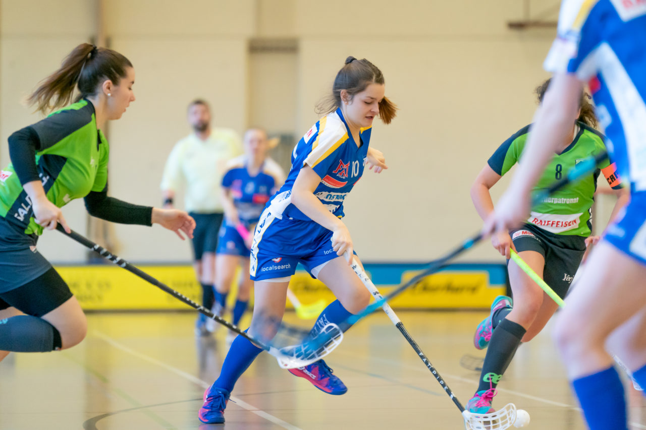 Hüenerweid (Dietlikon), 16.02.2019, Unihockey Damen U21 A Playoffs 1/4-Final Spiel 1, Kloten-Dietlikon Jets - Unihockey Berner Oberland, Ronja Markwalder (Nr. 10, Kloten-Dietlikon Jets) am Ball

(Claudio Schwarz, unihockey-fotos.ch)

Copyright: Claudio Schwarz, unihockey-fotos.ch – Dieses Bild wurde durch swiss unihockey lizenziert und darf ausschliesslich auf den Online-Kanälen von swiss unihockey verwendet werden. Die redaktionelle oder kommerzielle Nutzung durch Dritte (Medien, Vereine, Unternehmen oder Privatpersonen) per Download von diesem flickr-Account ist ausgeschlossen. Das Bild kann bei Interesse via unihockey-fotos.ch kostenpflichtig lizenziert werden. unihockey-fotos.ch behält sich vor, fehlbaren Medien, Vereinen, Unternehmen oder Privatpersonen Bilder mit einem Zuschlag in Rechnung zu stellen.