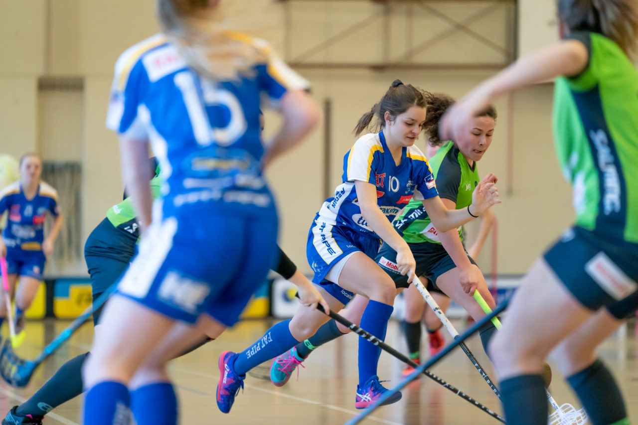 Hüenerweid (Dietlikon), 16.02.2019, Unihockey Damen U21 A Playoffs 1/4-Final Spiel 1, Kloten-Dietlikon Jets - Unihockey Berner Oberland, Ronja Markwalder (Nr. 10, Kloten-Dietlikon Jets) am Ball

(Claudio Schwarz, unihockey-fotos.ch)

Copyright: Claudio Schwarz, unihockey-fotos.ch – Dieses Bild wurde durch swiss unihockey lizenziert und darf ausschliesslich auf den Online-Kanälen von swiss unihockey verwendet werden. Die redaktionelle oder kommerzielle Nutzung durch Dritte (Medien, Vereine, Unternehmen oder Privatpersonen) per Download von diesem flickr-Account ist ausgeschlossen. Das Bild kann bei Interesse via unihockey-fotos.ch kostenpflichtig lizenziert werden. unihockey-fotos.ch behält sich vor, fehlbaren Medien, Vereinen, Unternehmen oder Privatpersonen Bilder mit einem Zuschlag in Rechnung zu stellen.