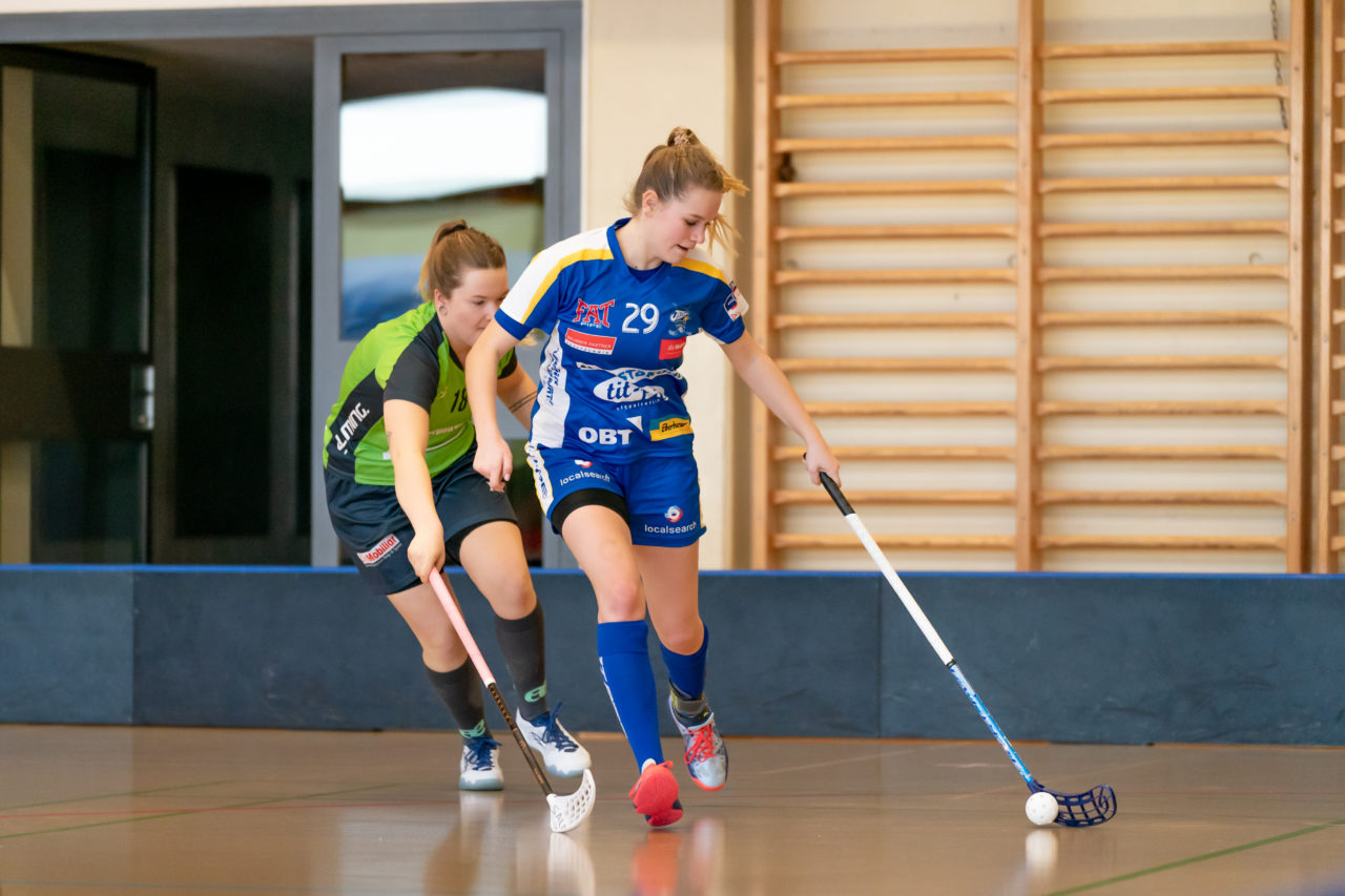 Hüenerweid (Dietlikon), 16.02.2019, Unihockey Damen U21 A Playoffs 1/4-Final Spiel 1, Kloten-Dietlikon Jets - Unihockey Berner Oberland, Lea Suter (Nr. 29, Kloten-Dietlikon Jets) am Ball

(Claudio Schwarz, unihockey-fotos.ch)

Copyright: Claudio Schwarz, unihockey-fotos.ch – Dieses Bild wurde durch swiss unihockey lizenziert und darf ausschliesslich auf den Online-Kanälen von swiss unihockey verwendet werden. Die redaktionelle oder kommerzielle Nutzung durch Dritte (Medien, Vereine, Unternehmen oder Privatpersonen) per Download von diesem flickr-Account ist ausgeschlossen. Das Bild kann bei Interesse via unihockey-fotos.ch kostenpflichtig lizenziert werden. unihockey-fotos.ch behält sich vor, fehlbaren Medien, Vereinen, Unternehmen oder Privatpersonen Bilder mit einem Zuschlag in Rechnung zu stellen.