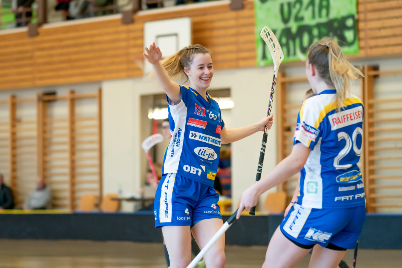 Hüenerweid (Dietlikon), 16.02.2019, Unihockey Damen U21 A Playoffs 1/4-Final Spiel 1, Kloten-Dietlikon Jets - Unihockey Berner Oberland, Julia Tschudin (Nr. 66, Kloten-Dietlikon Jets) und  Lea Suter (Nr. 29, Kloten-Dietlikon Jets) bejubeln das 1:0

(Claudio Schwarz, unihockey-fotos.ch)

Copyright: Claudio Schwarz, unihockey-fotos.ch – Dieses Bild wurde durch swiss unihockey lizenziert und darf ausschliesslich auf den Online-Kanälen von swiss unihockey verwendet werden. Die redaktionelle oder kommerzielle Nutzung durch Dritte (Medien, Vereine, Unternehmen oder Privatpersonen) per Download von diesem flickr-Account ist ausgeschlossen. Das Bild kann bei Interesse via unihockey-fotos.ch kostenpflichtig lizenziert werden. unihockey-fotos.ch behält sich vor, fehlbaren Medien, Vereinen, Unternehmen oder Privatpersonen Bilder mit einem Zuschlag in Rechnung zu stellen.