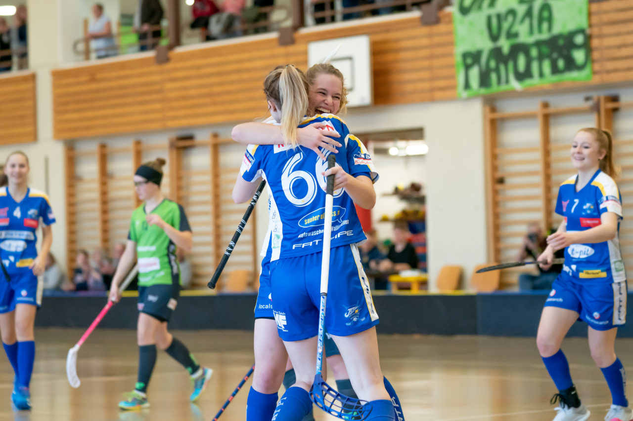 Hüenerweid (Dietlikon), 16.02.2019, Unihockey Damen U21 A Playoffs 1/4-Final Spiel 1, Kloten-Dietlikon Jets - Unihockey Berner Oberland, Julia Tschudin (Nr. 66, Kloten-Dietlikon Jets) und  Lea Suter (Nr. 29, Kloten-Dietlikon Jets) bejubeln das 1:0

(Claudio Schwarz, unihockey-fotos.ch)

Copyright: Claudio Schwarz, unihockey-fotos.ch – Dieses Bild wurde durch swiss unihockey lizenziert und darf ausschliesslich auf den Online-Kanälen von swiss unihockey verwendet werden. Die redaktionelle oder kommerzielle Nutzung durch Dritte (Medien, Vereine, Unternehmen oder Privatpersonen) per Download von diesem flickr-Account ist ausgeschlossen. Das Bild kann bei Interesse via unihockey-fotos.ch kostenpflichtig lizenziert werden. unihockey-fotos.ch behält sich vor, fehlbaren Medien, Vereinen, Unternehmen oder Privatpersonen Bilder mit einem Zuschlag in Rechnung zu stellen.