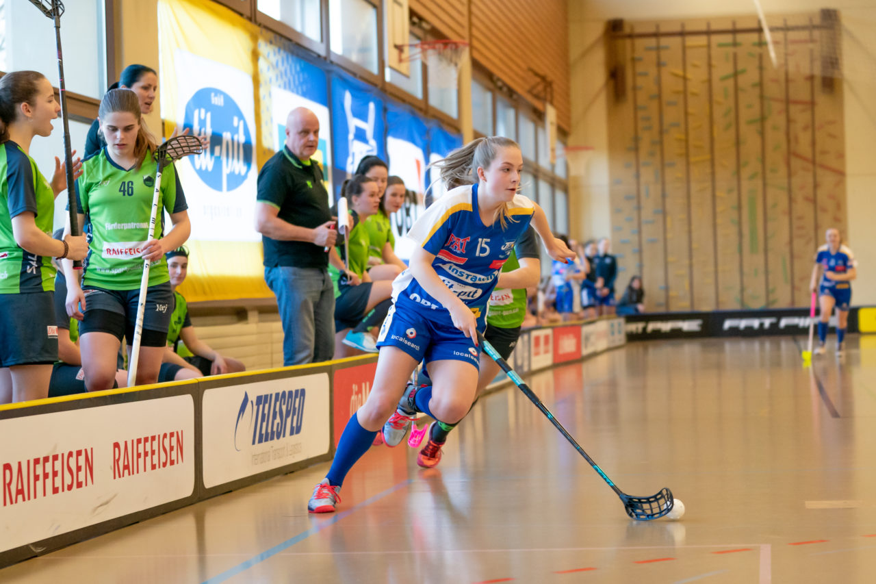 Hüenerweid (Dietlikon), 16.02.2019, Unihockey Damen U21 A Playoffs 1/4-Final Spiel 1, Kloten-Dietlikon Jets - Unihockey Berner Oberland, Leandra Richner (Nr. 15, Kloten-Dietlikon Jets) am Ball

(Claudio Schwarz, unihockey-fotos.ch)

Copyright: Claudio Schwarz, unihockey-fotos.ch – Dieses Bild wurde durch swiss unihockey lizenziert und darf ausschliesslich auf den Online-Kanälen von swiss unihockey verwendet werden. Die redaktionelle oder kommerzielle Nutzung durch Dritte (Medien, Vereine, Unternehmen oder Privatpersonen) per Download von diesem flickr-Account ist ausgeschlossen. Das Bild kann bei Interesse via unihockey-fotos.ch kostenpflichtig lizenziert werden. unihockey-fotos.ch behält sich vor, fehlbaren Medien, Vereinen, Unternehmen oder Privatpersonen Bilder mit einem Zuschlag in Rechnung zu stellen.