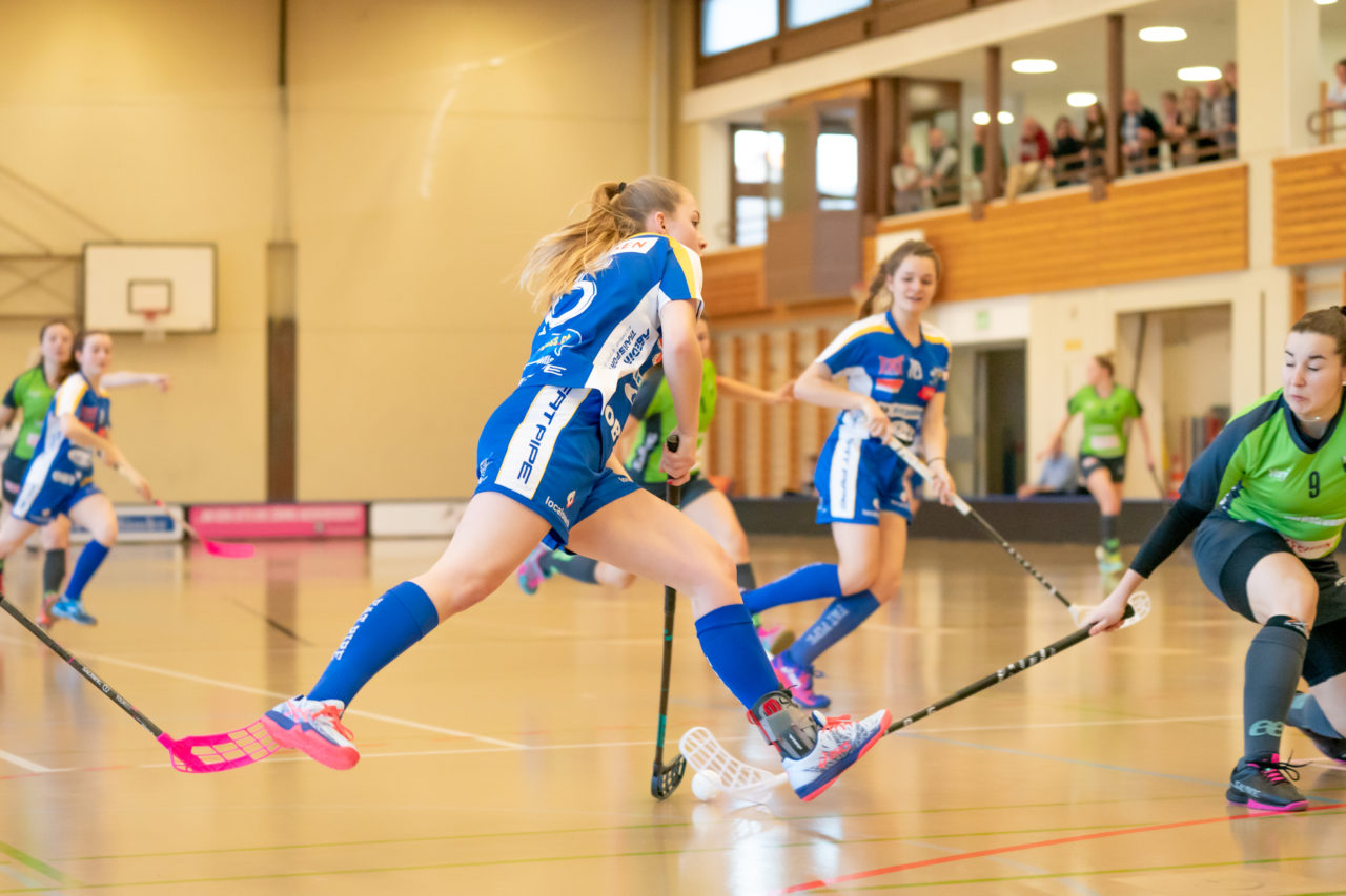 Hüenerweid (Dietlikon), 16.02.2019, Unihockey Damen U21 A Playoffs 1/4-Final Spiel 1, Kloten-Dietlikon Jets - Unihockey Berner Oberland, Leandra Richner (Nr. 15, Kloten-Dietlikon Jets) mit einem Abschlussversuch

(Claudio Schwarz, unihockey-fotos.ch)

Copyright: Claudio Schwarz, unihockey-fotos.ch – Dieses Bild wurde durch swiss unihockey lizenziert und darf ausschliesslich auf den Online-Kanälen von swiss unihockey verwendet werden. Die redaktionelle oder kommerzielle Nutzung durch Dritte (Medien, Vereine, Unternehmen oder Privatpersonen) per Download von diesem flickr-Account ist ausgeschlossen. Das Bild kann bei Interesse via unihockey-fotos.ch kostenpflichtig lizenziert werden. unihockey-fotos.ch behält sich vor, fehlbaren Medien, Vereinen, Unternehmen oder Privatpersonen Bilder mit einem Zuschlag in Rechnung zu stellen.