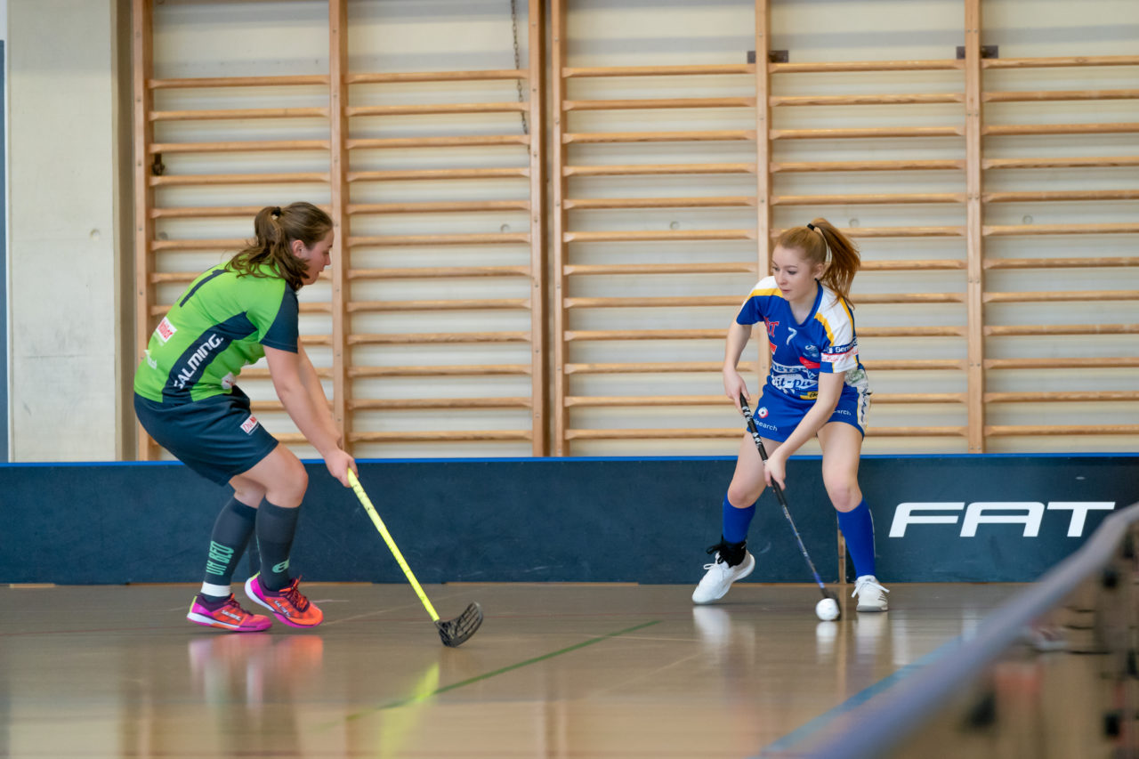 Hüenerweid (Dietlikon), 16.02.2019, Unihockey Damen U21 A Playoffs 1/4-Final Spiel 1, Kloten-Dietlikon Jets - Unihockey Berner Oberland, Rahel Rieder (Nr. 7, Kloten-Dietlikon Jets) am Ball

(Claudio Schwarz, unihockey-fotos.ch)

Copyright: Claudio Schwarz, unihockey-fotos.ch – Dieses Bild wurde durch swiss unihockey lizenziert und darf ausschliesslich auf den Online-Kanälen von swiss unihockey verwendet werden. Die redaktionelle oder kommerzielle Nutzung durch Dritte (Medien, Vereine, Unternehmen oder Privatpersonen) per Download von diesem flickr-Account ist ausgeschlossen. Das Bild kann bei Interesse via unihockey-fotos.ch kostenpflichtig lizenziert werden. unihockey-fotos.ch behält sich vor, fehlbaren Medien, Vereinen, Unternehmen oder Privatpersonen Bilder mit einem Zuschlag in Rechnung zu stellen.