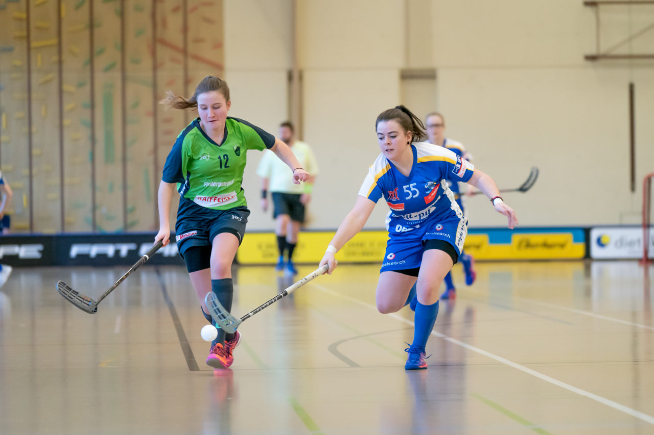 Hüenerweid (Dietlikon), 16.02.2019, Unihockey Damen U21 A Playoffs 1/4-Final Spiel 1, Kloten-Dietlikon Jets - Unihockey Berner Oberland, Erina Domfeld (Nr. 55, Kloten-Dietlikon Jets) vor Jana Zwahlen (Nr. 12, Unihockey Berner Oberland) am Ball

(Claudio Schwarz, unihockey-fotos.ch)

Copyright: Claudio Schwarz, unihockey-fotos.ch – Dieses Bild wurde durch swiss unihockey lizenziert und darf ausschliesslich auf den Online-Kanälen von swiss unihockey verwendet werden. Die redaktionelle oder kommerzielle Nutzung durch Dritte (Medien, Vereine, Unternehmen oder Privatpersonen) per Download von diesem flickr-Account ist ausgeschlossen. Das Bild kann bei Interesse via unihockey-fotos.ch kostenpflichtig lizenziert werden. unihockey-fotos.ch behält sich vor, fehlbaren Medien, Vereinen, Unternehmen oder Privatpersonen Bilder mit einem Zuschlag in Rechnung zu stellen.