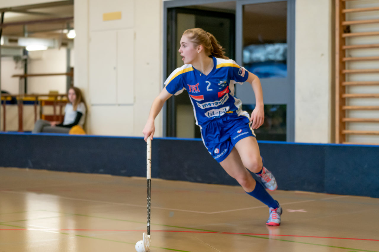 Hüenerweid (Dietlikon), 16.02.2019, Unihockey Damen U21 A Playoffs 1/4-Final Spiel 1, Kloten-Dietlikon Jets - Unihockey Berner Oberland, Leonie Wieland (Nr. 2, Kloten-Dietlikon Jets) am Ball

(Claudio Schwarz, unihockey-fotos.ch)

Copyright: Claudio Schwarz, unihockey-fotos.ch – Dieses Bild wurde durch swiss unihockey lizenziert und darf ausschliesslich auf den Online-Kanälen von swiss unihockey verwendet werden. Die redaktionelle oder kommerzielle Nutzung durch Dritte (Medien, Vereine, Unternehmen oder Privatpersonen) per Download von diesem flickr-Account ist ausgeschlossen. Das Bild kann bei Interesse via unihockey-fotos.ch kostenpflichtig lizenziert werden. unihockey-fotos.ch behält sich vor, fehlbaren Medien, Vereinen, Unternehmen oder Privatpersonen Bilder mit einem Zuschlag in Rechnung zu stellen.
