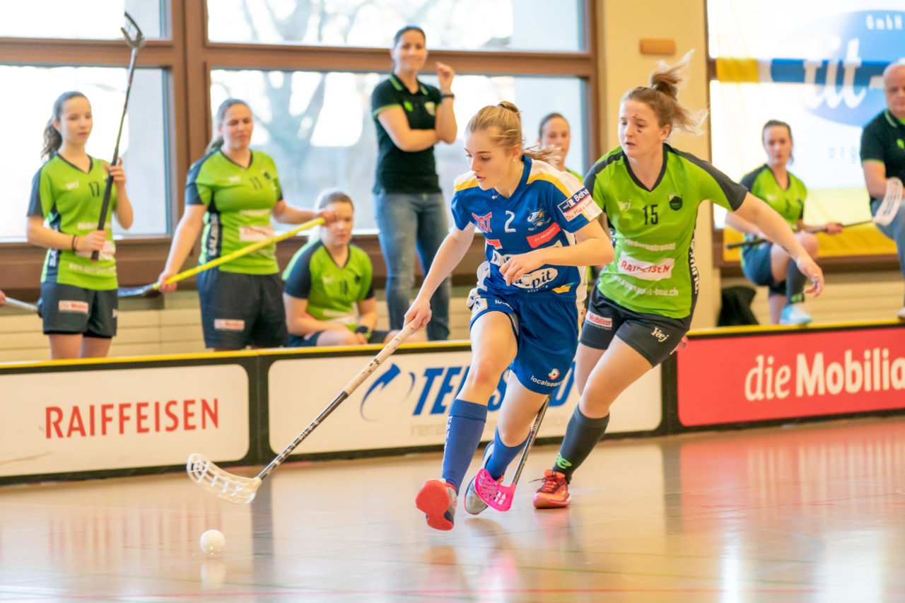 Hüenerweid (Dietlikon), 16.02.2019, Unihockey Damen U21 A Playoffs 1/4-Final Spiel 1, Kloten-Dietlikon Jets - Unihockey Berner Oberland, Leonie Wieland (Nr. 2, Kloten-Dietlikon Jets) am Ball

(Claudio Schwarz, unihockey-fotos.ch)

Copyright: Claudio Schwarz, unihockey-fotos.ch – Dieses Bild wurde durch swiss unihockey lizenziert und darf ausschliesslich auf den Online-Kanälen von swiss unihockey verwendet werden. Die redaktionelle oder kommerzielle Nutzung durch Dritte (Medien, Vereine, Unternehmen oder Privatpersonen) per Download von diesem flickr-Account ist ausgeschlossen. Das Bild kann bei Interesse via unihockey-fotos.ch kostenpflichtig lizenziert werden. unihockey-fotos.ch behält sich vor, fehlbaren Medien, Vereinen, Unternehmen oder Privatpersonen Bilder mit einem Zuschlag in Rechnung zu stellen.