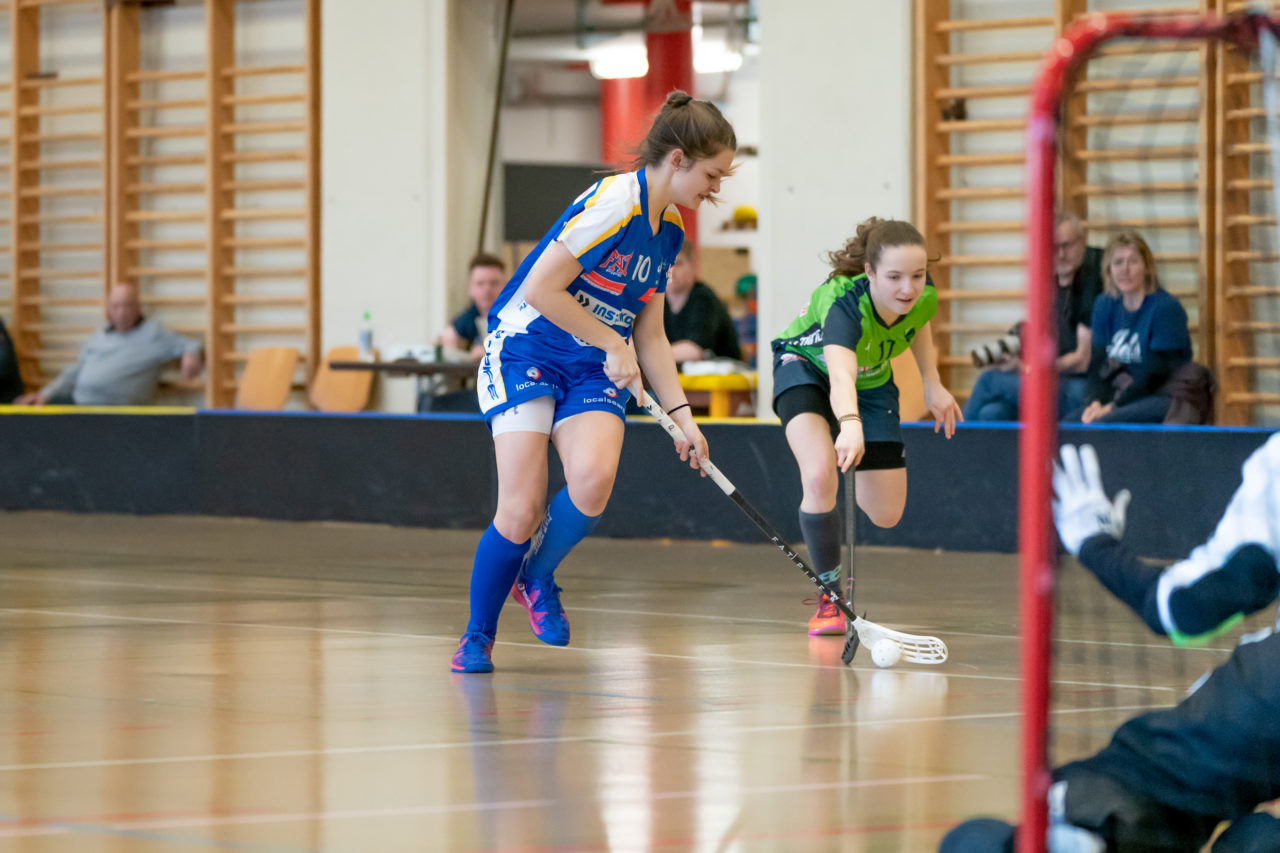 Hüenerweid (Dietlikon), 16.02.2019, Unihockey Damen U21 A Playoffs 1/4-Final Spiel 1, Kloten-Dietlikon Jets - Unihockey Berner Oberland, Ronja Markwalder (Nr. 10, Kloten-Dietlikon Jets) wird von Melea Grossenbacher (Nr. 17, Unihockey Berner Oberland) gestört

(Claudio Schwarz, unihockey-fotos.ch)

Copyright: Claudio Schwarz, unihockey-fotos.ch – Dieses Bild wurde durch swiss unihockey lizenziert und darf ausschliesslich auf den Online-Kanälen von swiss unihockey verwendet werden. Die redaktionelle oder kommerzielle Nutzung durch Dritte (Medien, Vereine, Unternehmen oder Privatpersonen) per Download von diesem flickr-Account ist ausgeschlossen. Das Bild kann bei Interesse via unihockey-fotos.ch kostenpflichtig lizenziert werden. unihockey-fotos.ch behält sich vor, fehlbaren Medien, Vereinen, Unternehmen oder Privatpersonen Bilder mit einem Zuschlag in Rechnung zu stellen.