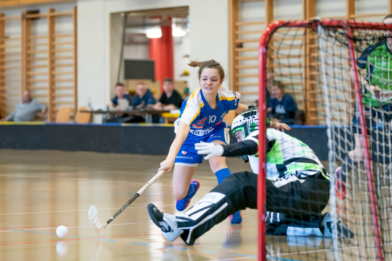 Hüenerweid (Dietlikon), 16.02.2019, Unihockey Damen U21 A Playoffs 1/4-Final Spiel 1, Kloten-Dietlikon Jets - Unihockey Berner Oberland, Ronja Markwalder (Nr. 10, Kloten-Dietlikon Jets) versucht den Ball zu erreichen

(Claudio Schwarz, unihockey-fotos.ch)

Copyright: Claudio Schwarz, unihockey-fotos.ch – Dieses Bild wurde durch swiss unihockey lizenziert und darf ausschliesslich auf den Online-Kanälen von swiss unihockey verwendet werden. Die redaktionelle oder kommerzielle Nutzung durch Dritte (Medien, Vereine, Unternehmen oder Privatpersonen) per Download von diesem flickr-Account ist ausgeschlossen. Das Bild kann bei Interesse via unihockey-fotos.ch kostenpflichtig lizenziert werden. unihockey-fotos.ch behält sich vor, fehlbaren Medien, Vereinen, Unternehmen oder Privatpersonen Bilder mit einem Zuschlag in Rechnung zu stellen.