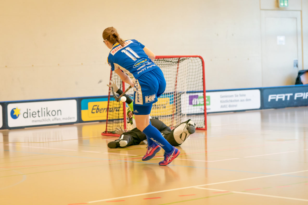Hüenerweid (Dietlikon), 16.02.2019, Unihockey Damen U21 A Playoffs 1/4-Final Spiel 1, Kloten-Dietlikon Jets - Unihockey Berner Oberland, Noëmi Sara Enzler (Nr. 11, Kloten-Dietlikon Jets) verschiesst den Penalty gegen Laura Wyss (Nr. 9, Unihockey Berner Oberland)

(Claudio Schwarz, unihockey-fotos.ch)

Copyright: Claudio Schwarz, unihockey-fotos.ch – Dieses Bild wurde durch swiss unihockey lizenziert und darf ausschliesslich auf den Online-Kanälen von swiss unihockey verwendet werden. Die redaktionelle oder kommerzielle Nutzung durch Dritte (Medien, Vereine, Unternehmen oder Privatpersonen) per Download von diesem flickr-Account ist ausgeschlossen. Das Bild kann bei Interesse via unihockey-fotos.ch kostenpflichtig lizenziert werden. unihockey-fotos.ch behält sich vor, fehlbaren Medien, Vereinen, Unternehmen oder Privatpersonen Bilder mit einem Zuschlag in Rechnung zu stellen.