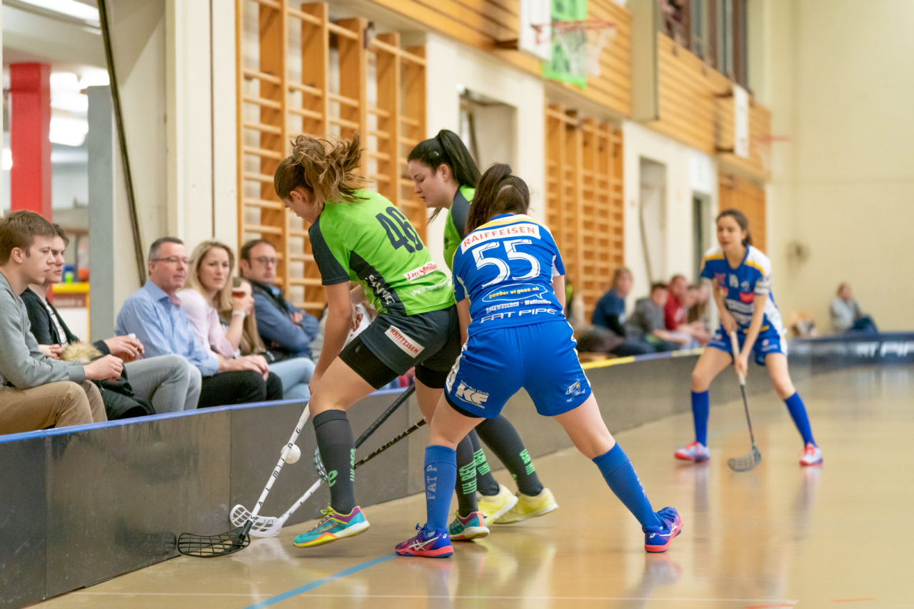 Hüenerweid (Dietlikon), 16.02.2019, Unihockey Damen U21 A Playoffs 1/4-Final Spiel 1, Kloten-Dietlikon Jets - Unihockey Berner Oberland, Erina Domfeld (Nr. 55, Kloten-Dietlikon Jets) im Zweikampf mit zwei Bernerinnen

(Claudio Schwarz, unihockey-fotos.ch)

Copyright: Claudio Schwarz, unihockey-fotos.ch – Dieses Bild wurde durch swiss unihockey lizenziert und darf ausschliesslich auf den Online-Kanälen von swiss unihockey verwendet werden. Die redaktionelle oder kommerzielle Nutzung durch Dritte (Medien, Vereine, Unternehmen oder Privatpersonen) per Download von diesem flickr-Account ist ausgeschlossen. Das Bild kann bei Interesse via unihockey-fotos.ch kostenpflichtig lizenziert werden. unihockey-fotos.ch behält sich vor, fehlbaren Medien, Vereinen, Unternehmen oder Privatpersonen Bilder mit einem Zuschlag in Rechnung zu stellen.