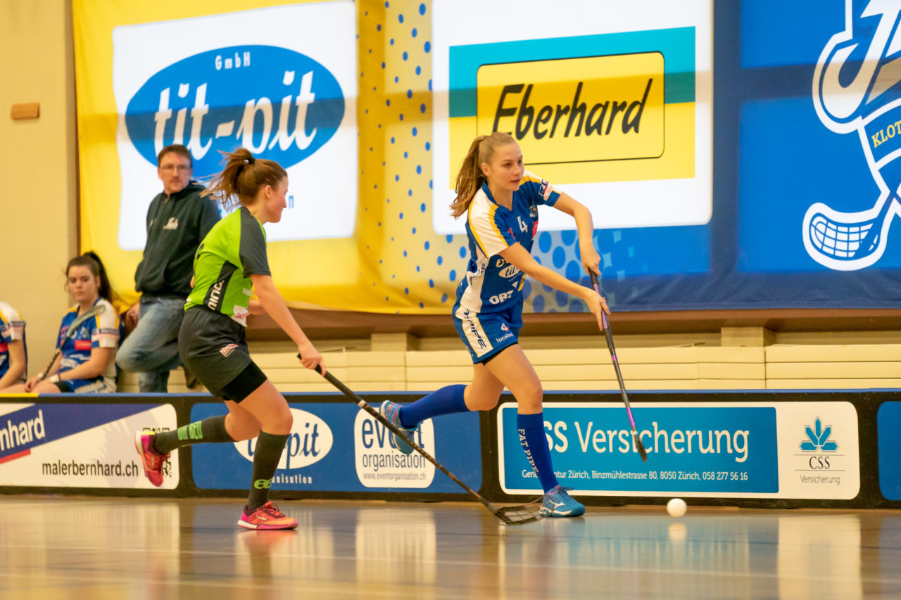 Hüenerweid (Dietlikon), 16.02.2019, Unihockey Damen U21 A Playoffs 1/4-Final Spiel 1, Kloten-Dietlikon Jets - Unihockey Berner Oberland, Janine Czeschner (Nr. 4, Kloten-Dietlikon Jets) spielt einen Pass

(Claudio Schwarz, unihockey-fotos.ch)

Copyright: Claudio Schwarz, unihockey-fotos.ch – Dieses Bild wurde durch swiss unihockey lizenziert und darf ausschliesslich auf den Online-Kanälen von swiss unihockey verwendet werden. Die redaktionelle oder kommerzielle Nutzung durch Dritte (Medien, Vereine, Unternehmen oder Privatpersonen) per Download von diesem flickr-Account ist ausgeschlossen. Das Bild kann bei Interesse via unihockey-fotos.ch kostenpflichtig lizenziert werden. unihockey-fotos.ch behält sich vor, fehlbaren Medien, Vereinen, Unternehmen oder Privatpersonen Bilder mit einem Zuschlag in Rechnung zu stellen.