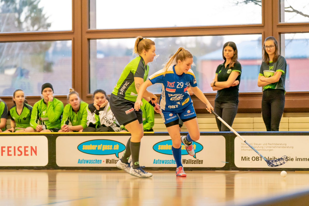 Hüenerweid (Dietlikon), 16.02.2019, Unihockey Damen U21 A Playoffs 1/4-Final Spiel 1, Kloten-Dietlikon Jets - Unihockey Berner Oberland, Lea Suter (Nr. 29, Kloten-Dietlikon Jets) im Zweikampf mit Priska Reusser (Nr. 18, Unihockey Berner Oberland)

(Claudio Schwarz, unihockey-fotos.ch)

Copyright: Claudio Schwarz, unihockey-fotos.ch – Dieses Bild wurde durch swiss unihockey lizenziert und darf ausschliesslich auf den Online-Kanälen von swiss unihockey verwendet werden. Die redaktionelle oder kommerzielle Nutzung durch Dritte (Medien, Vereine, Unternehmen oder Privatpersonen) per Download von diesem flickr-Account ist ausgeschlossen. Das Bild kann bei Interesse via unihockey-fotos.ch kostenpflichtig lizenziert werden. unihockey-fotos.ch behält sich vor, fehlbaren Medien, Vereinen, Unternehmen oder Privatpersonen Bilder mit einem Zuschlag in Rechnung zu stellen.