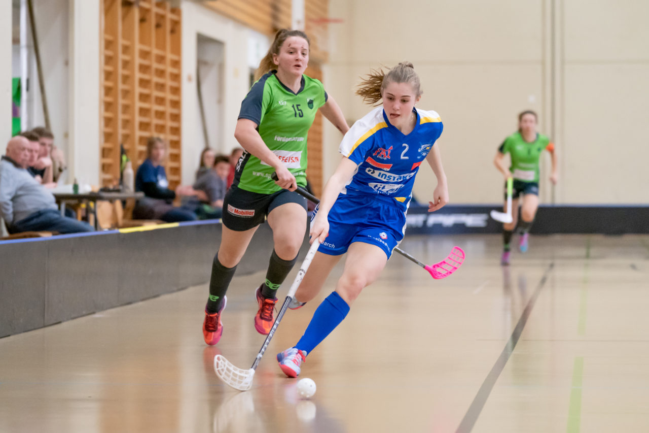 Hüenerweid (Dietlikon), 16.02.2019, Unihockey Damen U21 A Playoffs 1/4-Final Spiel 1, Kloten-Dietlikon Jets - Unihockey Berner Oberland, Leonie Wieland (Nr. 2, Kloten-Dietlikon Jets) am Ball

(Claudio Schwarz, unihockey-fotos.ch)

Copyright: Claudio Schwarz, unihockey-fotos.ch – Dieses Bild wurde durch swiss unihockey lizenziert und darf ausschliesslich auf den Online-Kanälen von swiss unihockey verwendet werden. Die redaktionelle oder kommerzielle Nutzung durch Dritte (Medien, Vereine, Unternehmen oder Privatpersonen) per Download von diesem flickr-Account ist ausgeschlossen. Das Bild kann bei Interesse via unihockey-fotos.ch kostenpflichtig lizenziert werden. unihockey-fotos.ch behält sich vor, fehlbaren Medien, Vereinen, Unternehmen oder Privatpersonen Bilder mit einem Zuschlag in Rechnung zu stellen.