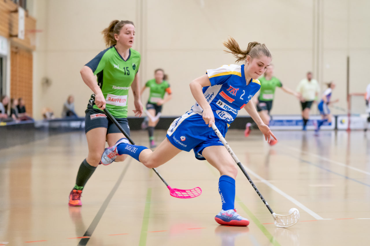 Hüenerweid (Dietlikon), 16.02.2019, Unihockey Damen U21 A Playoffs 1/4-Final Spiel 1, Kloten-Dietlikon Jets - Unihockey Berner Oberland, Leonie Wieland (Nr. 2, Kloten-Dietlikon Jets) am Ball

(Claudio Schwarz, unihockey-fotos.ch)

Copyright: Claudio Schwarz, unihockey-fotos.ch – Dieses Bild wurde durch swiss unihockey lizenziert und darf ausschliesslich auf den Online-Kanälen von swiss unihockey verwendet werden. Die redaktionelle oder kommerzielle Nutzung durch Dritte (Medien, Vereine, Unternehmen oder Privatpersonen) per Download von diesem flickr-Account ist ausgeschlossen. Das Bild kann bei Interesse via unihockey-fotos.ch kostenpflichtig lizenziert werden. unihockey-fotos.ch behält sich vor, fehlbaren Medien, Vereinen, Unternehmen oder Privatpersonen Bilder mit einem Zuschlag in Rechnung zu stellen.