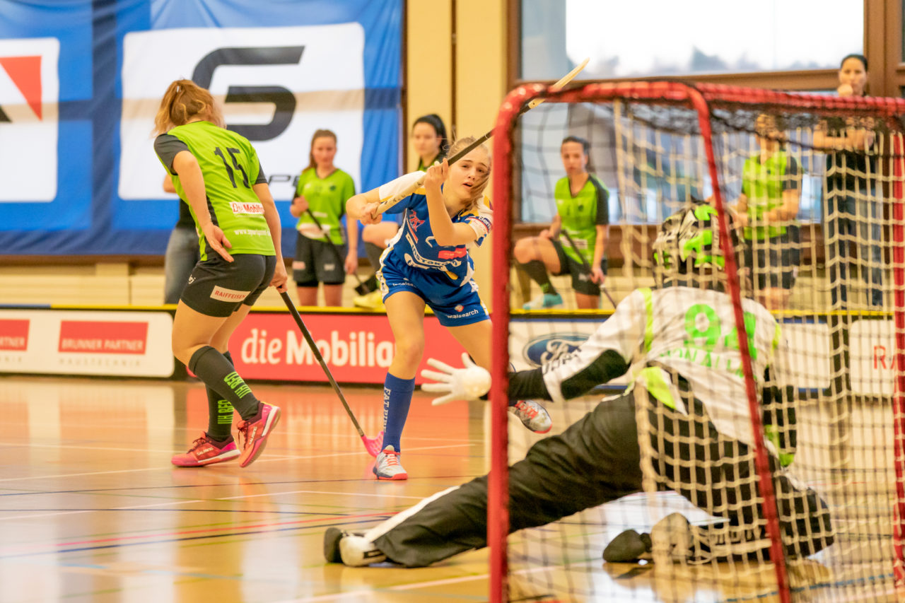 Hüenerweid (Dietlikon), 16.02.2019, Unihockey Damen U21 A Playoffs 1/4-Final Spiel 1, Kloten-Dietlikon Jets - Unihockey Berner Oberland, Leonie Wieland (Nr. 2, Kloten-Dietlikon Jets) schiesst am Tor vorbei

(Claudio Schwarz, unihockey-fotos.ch)

Copyright: Claudio Schwarz, unihockey-fotos.ch – Dieses Bild wurde durch swiss unihockey lizenziert und darf ausschliesslich auf den Online-Kanälen von swiss unihockey verwendet werden. Die redaktionelle oder kommerzielle Nutzung durch Dritte (Medien, Vereine, Unternehmen oder Privatpersonen) per Download von diesem flickr-Account ist ausgeschlossen. Das Bild kann bei Interesse via unihockey-fotos.ch kostenpflichtig lizenziert werden. unihockey-fotos.ch behält sich vor, fehlbaren Medien, Vereinen, Unternehmen oder Privatpersonen Bilder mit einem Zuschlag in Rechnung zu stellen.