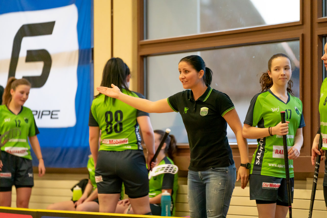 Hüenerweid (Dietlikon), 16.02.2019, Unihockey Damen U21 A Playoffs 1/4-Final Spiel 1, Kloten-Dietlikon Jets - Unihockey Berner Oberland, Ela Piotrowska insistiert beim Schiedsrichter

(Claudio Schwarz, unihockey-fotos.ch)

Copyright: Claudio Schwarz, unihockey-fotos.ch – Dieses Bild wurde durch swiss unihockey lizenziert und darf ausschliesslich auf den Online-Kanälen von swiss unihockey verwendet werden. Die redaktionelle oder kommerzielle Nutzung durch Dritte (Medien, Vereine, Unternehmen oder Privatpersonen) per Download von diesem flickr-Account ist ausgeschlossen. Das Bild kann bei Interesse via unihockey-fotos.ch kostenpflichtig lizenziert werden. unihockey-fotos.ch behält sich vor, fehlbaren Medien, Vereinen, Unternehmen oder Privatpersonen Bilder mit einem Zuschlag in Rechnung zu stellen.