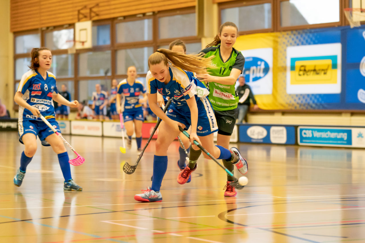Hüenerweid (Dietlikon), 16.02.2019, Unihockey Damen U21 A Playoffs 1/4-Final Spiel 1, Kloten-Dietlikon Jets - Unihockey Berner Oberland, Leandra Richner (Nr. 15, Kloten-Dietlikon Jets) schiesst das 3:0

(Claudio Schwarz, unihockey-fotos.ch)

Copyright: Claudio Schwarz, unihockey-fotos.ch – Dieses Bild wurde durch swiss unihockey lizenziert und darf ausschliesslich auf den Online-Kanälen von swiss unihockey verwendet werden. Die redaktionelle oder kommerzielle Nutzung durch Dritte (Medien, Vereine, Unternehmen oder Privatpersonen) per Download von diesem flickr-Account ist ausgeschlossen. Das Bild kann bei Interesse via unihockey-fotos.ch kostenpflichtig lizenziert werden. unihockey-fotos.ch behält sich vor, fehlbaren Medien, Vereinen, Unternehmen oder Privatpersonen Bilder mit einem Zuschlag in Rechnung zu stellen.