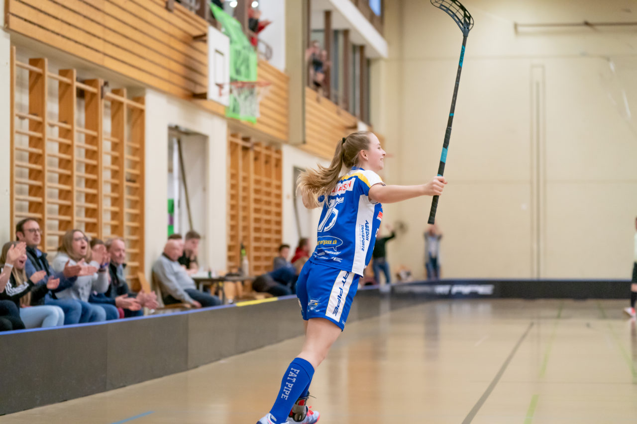 Hüenerweid (Dietlikon), 16.02.2019, Unihockey Damen U21 A Playoffs 1/4-Final Spiel 1, Kloten-Dietlikon Jets - Unihockey Berner Oberland, Leandra Richner (Nr. 15, Kloten-Dietlikon Jets) jubelt über das 3:0

(Claudio Schwarz, unihockey-fotos.ch)

Copyright: Claudio Schwarz, unihockey-fotos.ch – Dieses Bild wurde durch swiss unihockey lizenziert und darf ausschliesslich auf den Online-Kanälen von swiss unihockey verwendet werden. Die redaktionelle oder kommerzielle Nutzung durch Dritte (Medien, Vereine, Unternehmen oder Privatpersonen) per Download von diesem flickr-Account ist ausgeschlossen. Das Bild kann bei Interesse via unihockey-fotos.ch kostenpflichtig lizenziert werden. unihockey-fotos.ch behält sich vor, fehlbaren Medien, Vereinen, Unternehmen oder Privatpersonen Bilder mit einem Zuschlag in Rechnung zu stellen.