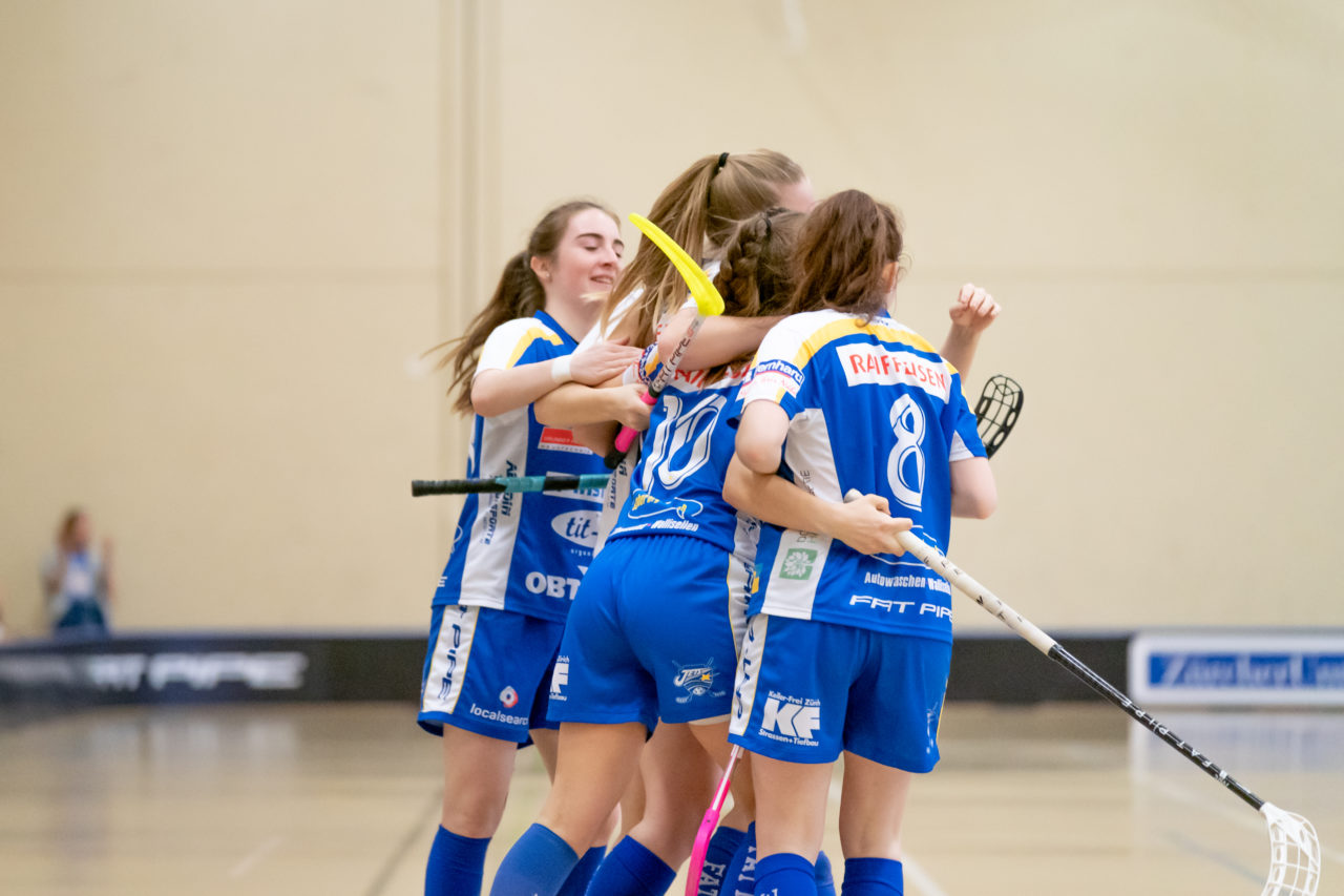 Hüenerweid (Dietlikon), 16.02.2019, Unihockey Damen U21 A Playoffs 1/4-Final Spiel 1, Kloten-Dietlikon Jets - Unihockey Berner Oberland, Jets Torjubel nach dem 3:0

(Claudio Schwarz, unihockey-fotos.ch)

Copyright: Claudio Schwarz, unihockey-fotos.ch – Dieses Bild wurde durch swiss unihockey lizenziert und darf ausschliesslich auf den Online-Kanälen von swiss unihockey verwendet werden. Die redaktionelle oder kommerzielle Nutzung durch Dritte (Medien, Vereine, Unternehmen oder Privatpersonen) per Download von diesem flickr-Account ist ausgeschlossen. Das Bild kann bei Interesse via unihockey-fotos.ch kostenpflichtig lizenziert werden. unihockey-fotos.ch behält sich vor, fehlbaren Medien, Vereinen, Unternehmen oder Privatpersonen Bilder mit einem Zuschlag in Rechnung zu stellen.