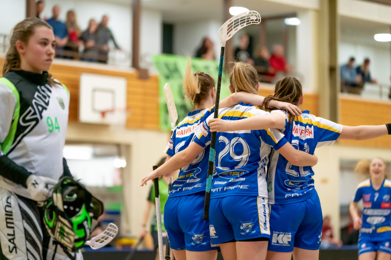Hüenerweid (Dietlikon), 16.02.2019, Unihockey Damen U21 A Playoffs 1/4-Final Spiel 1, Kloten-Dietlikon Jets - Unihockey Berner Oberland, Jets Torjubel nach dem 4:0

(Claudio Schwarz, unihockey-fotos.ch)

Copyright: Claudio Schwarz, unihockey-fotos.ch – Dieses Bild wurde durch swiss unihockey lizenziert und darf ausschliesslich auf den Online-Kanälen von swiss unihockey verwendet werden. Die redaktionelle oder kommerzielle Nutzung durch Dritte (Medien, Vereine, Unternehmen oder Privatpersonen) per Download von diesem flickr-Account ist ausgeschlossen. Das Bild kann bei Interesse via unihockey-fotos.ch kostenpflichtig lizenziert werden. unihockey-fotos.ch behält sich vor, fehlbaren Medien, Vereinen, Unternehmen oder Privatpersonen Bilder mit einem Zuschlag in Rechnung zu stellen.