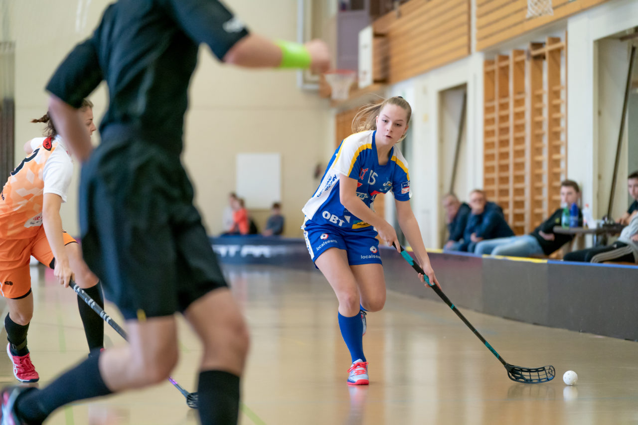 Hüenerweid (Dietlikon), 09.02.2019, Unihockey Damen U21 17. Runde, Kloten-Dietlikon Jets - piranha chur, Leandra Richner (Nr. 15, Kloten-Dietlikon Jets) am Ball

(Claudio Schwarz, unihockey-fotos.ch)

Copyright: Claudio Schwarz, unihockey-fotos.ch – Dieses Bild wurde durch swiss unihockey lizenziert und darf ausschliesslich auf den Online-Kanälen von swiss unihockey verwendet werden. Die redaktionelle oder kommerzielle Nutzung durch Dritte (Medien, Vereine, Unternehmen oder Privatpersonen) per Download von diesem flickr-Account ist ausgeschlossen. Das Bild kann bei Interesse via unihockey-fotos.ch kostenpflichtig lizenziert werden. unihockey-fotos.ch behält sich vor, fehlbaren Medien, Vereinen, Unternehmen oder Privatpersonen Bilder mit einem Zuschlag in Rechnung zu stellen.