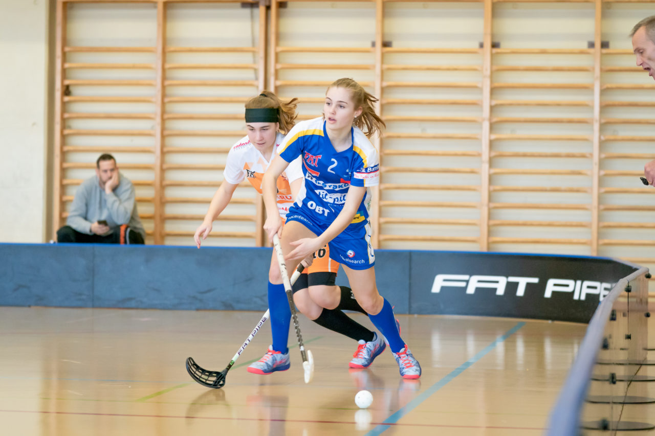 Hüenerweid (Dietlikon), 09.02.2019, Unihockey Damen U21 17. Runde, Kloten-Dietlikon Jets - piranha chur, Leonie Wieland (Nr. 2, Kloten-Dietlikon Jets) am Ball

(Claudio Schwarz, unihockey-fotos.ch)

Copyright: Claudio Schwarz, unihockey-fotos.ch – Dieses Bild wurde durch swiss unihockey lizenziert und darf ausschliesslich auf den Online-Kanälen von swiss unihockey verwendet werden. Die redaktionelle oder kommerzielle Nutzung durch Dritte (Medien, Vereine, Unternehmen oder Privatpersonen) per Download von diesem flickr-Account ist ausgeschlossen. Das Bild kann bei Interesse via unihockey-fotos.ch kostenpflichtig lizenziert werden. unihockey-fotos.ch behält sich vor, fehlbaren Medien, Vereinen, Unternehmen oder Privatpersonen Bilder mit einem Zuschlag in Rechnung zu stellen.