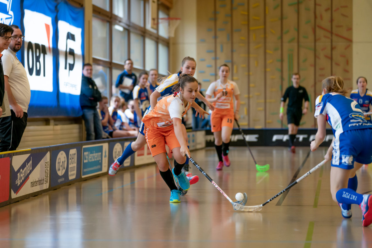 Hüenerweid (Dietlikon), 09.02.2019, Unihockey Damen U21 17. Runde, Kloten-Dietlikon Jets - piranha chur, Rahel Wyss (Nr. 2, piranha chur) und Leonie Wieland (Nr. 2, Kloten-Dietlikon Jets) kämpfen um den Ball

(Claudio Schwarz, unihockey-fotos.ch)

Copyright: Claudio Schwarz, unihockey-fotos.ch – Dieses Bild wurde durch swiss unihockey lizenziert und darf ausschliesslich auf den Online-Kanälen von swiss unihockey verwendet werden. Die redaktionelle oder kommerzielle Nutzung durch Dritte (Medien, Vereine, Unternehmen oder Privatpersonen) per Download von diesem flickr-Account ist ausgeschlossen. Das Bild kann bei Interesse via unihockey-fotos.ch kostenpflichtig lizenziert werden. unihockey-fotos.ch behält sich vor, fehlbaren Medien, Vereinen, Unternehmen oder Privatpersonen Bilder mit einem Zuschlag in Rechnung zu stellen.