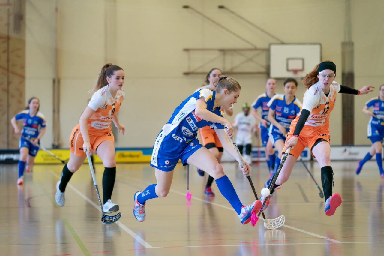 Hüenerweid (Dietlikon), 09.02.2019, Unihockey Damen U21 17. Runde, Kloten-Dietlikon Jets - piranha chur, Leonie Wieland (Nr. 2, Kloten-Dietlikon Jets) wird beim Abschluss von Vanessa Koch (Nr. 12, piranha chur) gestört

(Claudio Schwarz, unihockey-fotos.ch)

Copyright: Claudio Schwarz, unihockey-fotos.ch – Dieses Bild wurde durch swiss unihockey lizenziert und darf ausschliesslich auf den Online-Kanälen von swiss unihockey verwendet werden. Die redaktionelle oder kommerzielle Nutzung durch Dritte (Medien, Vereine, Unternehmen oder Privatpersonen) per Download von diesem flickr-Account ist ausgeschlossen. Das Bild kann bei Interesse via unihockey-fotos.ch kostenpflichtig lizenziert werden. unihockey-fotos.ch behält sich vor, fehlbaren Medien, Vereinen, Unternehmen oder Privatpersonen Bilder mit einem Zuschlag in Rechnung zu stellen.