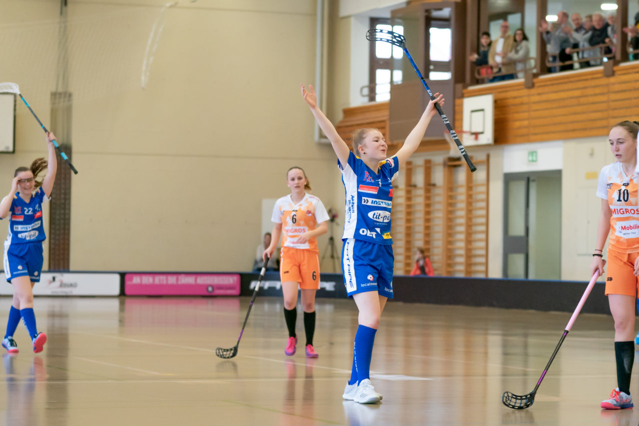 Hüenerweid (Dietlikon), 09.02.2019, Unihockey Damen U21 17. Runde, Kloten-Dietlikon Jets - piranha chur, Rahel Rieder (Nr. 7, Kloten-Dietlikon Jets) bejubelt das 1:0

(Claudio Schwarz, unihockey-fotos.ch)

Copyright: Claudio Schwarz, unihockey-fotos.ch – Dieses Bild wurde durch swiss unihockey lizenziert und darf ausschliesslich auf den Online-Kanälen von swiss unihockey verwendet werden. Die redaktionelle oder kommerzielle Nutzung durch Dritte (Medien, Vereine, Unternehmen oder Privatpersonen) per Download von diesem flickr-Account ist ausgeschlossen. Das Bild kann bei Interesse via unihockey-fotos.ch kostenpflichtig lizenziert werden. unihockey-fotos.ch behält sich vor, fehlbaren Medien, Vereinen, Unternehmen oder Privatpersonen Bilder mit einem Zuschlag in Rechnung zu stellen.