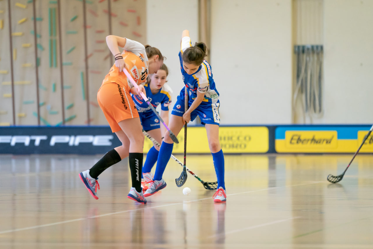 Hüenerweid (Dietlikon), 09.02.2019, Unihockey Damen U21 17. Runde, Kloten-Dietlikon Jets - piranha chur, Laila Ediz (Nr. 10, piranha chur) und Linda Eisenegger (Nr. 18, Kloten-Dietlikon Jets) beim Bully

(Claudio Schwarz, unihockey-fotos.ch)

Copyright: Claudio Schwarz, unihockey-fotos.ch – Dieses Bild wurde durch swiss unihockey lizenziert und darf ausschliesslich auf den Online-Kanälen von swiss unihockey verwendet werden. Die redaktionelle oder kommerzielle Nutzung durch Dritte (Medien, Vereine, Unternehmen oder Privatpersonen) per Download von diesem flickr-Account ist ausgeschlossen. Das Bild kann bei Interesse via unihockey-fotos.ch kostenpflichtig lizenziert werden. unihockey-fotos.ch behält sich vor, fehlbaren Medien, Vereinen, Unternehmen oder Privatpersonen Bilder mit einem Zuschlag in Rechnung zu stellen.