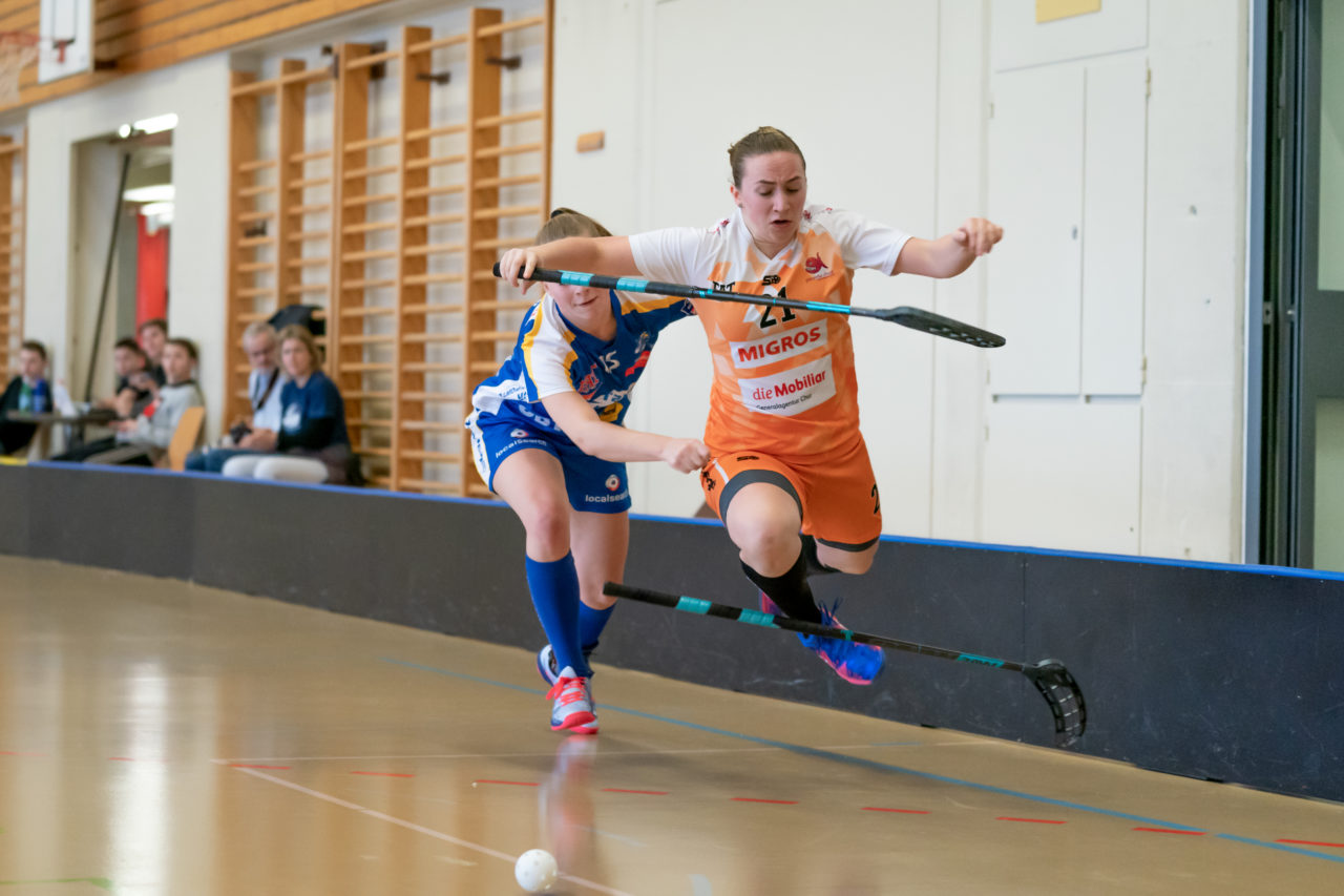 Hüenerweid (Dietlikon), 09.02.2019, Unihockey Damen U21 17. Runde, Kloten-Dietlikon Jets - piranha chur, Leandra Richner (Nr. 15, Kloten-Dietlikon Jets) mit Leonie d' Agostini (Nr. 21, piranha chur) im Zweikampf

(Claudio Schwarz, unihockey-fotos.ch)

Copyright: Claudio Schwarz, unihockey-fotos.ch – Dieses Bild wurde durch swiss unihockey lizenziert und darf ausschliesslich auf den Online-Kanälen von swiss unihockey verwendet werden. Die redaktionelle oder kommerzielle Nutzung durch Dritte (Medien, Vereine, Unternehmen oder Privatpersonen) per Download von diesem flickr-Account ist ausgeschlossen. Das Bild kann bei Interesse via unihockey-fotos.ch kostenpflichtig lizenziert werden. unihockey-fotos.ch behält sich vor, fehlbaren Medien, Vereinen, Unternehmen oder Privatpersonen Bilder mit einem Zuschlag in Rechnung zu stellen.
