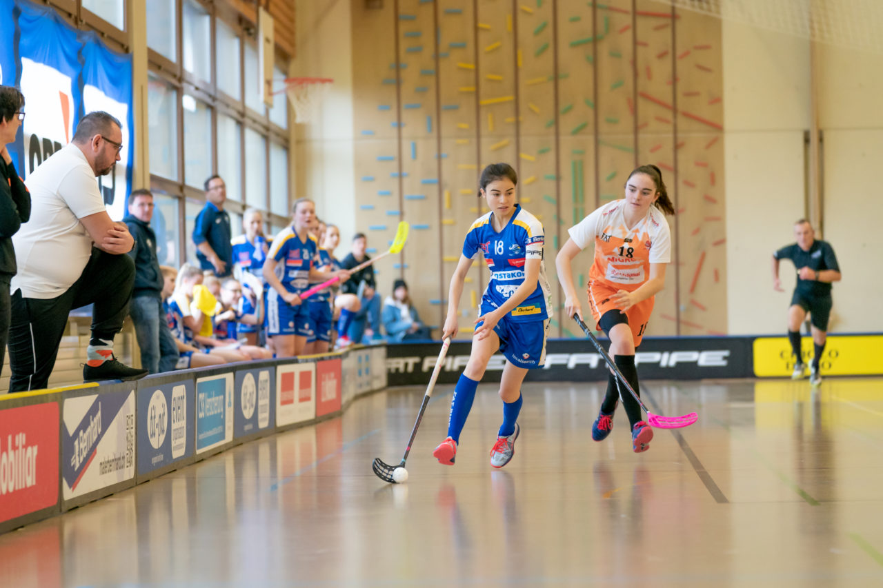 Hüenerweid (Dietlikon), 09.02.2019, Unihockey Damen U21 17. Runde, Kloten-Dietlikon Jets - piranha chur, Linda Eisenegger (Nr. 18, Kloten-Dietlikon Jets) wird von Sina Hagmann (Nr. 18, piranha chur) verfolgt

(Claudio Schwarz, unihockey-fotos.ch)

Copyright: Claudio Schwarz, unihockey-fotos.ch – Dieses Bild wurde durch swiss unihockey lizenziert und darf ausschliesslich auf den Online-Kanälen von swiss unihockey verwendet werden. Die redaktionelle oder kommerzielle Nutzung durch Dritte (Medien, Vereine, Unternehmen oder Privatpersonen) per Download von diesem flickr-Account ist ausgeschlossen. Das Bild kann bei Interesse via unihockey-fotos.ch kostenpflichtig lizenziert werden. unihockey-fotos.ch behält sich vor, fehlbaren Medien, Vereinen, Unternehmen oder Privatpersonen Bilder mit einem Zuschlag in Rechnung zu stellen.