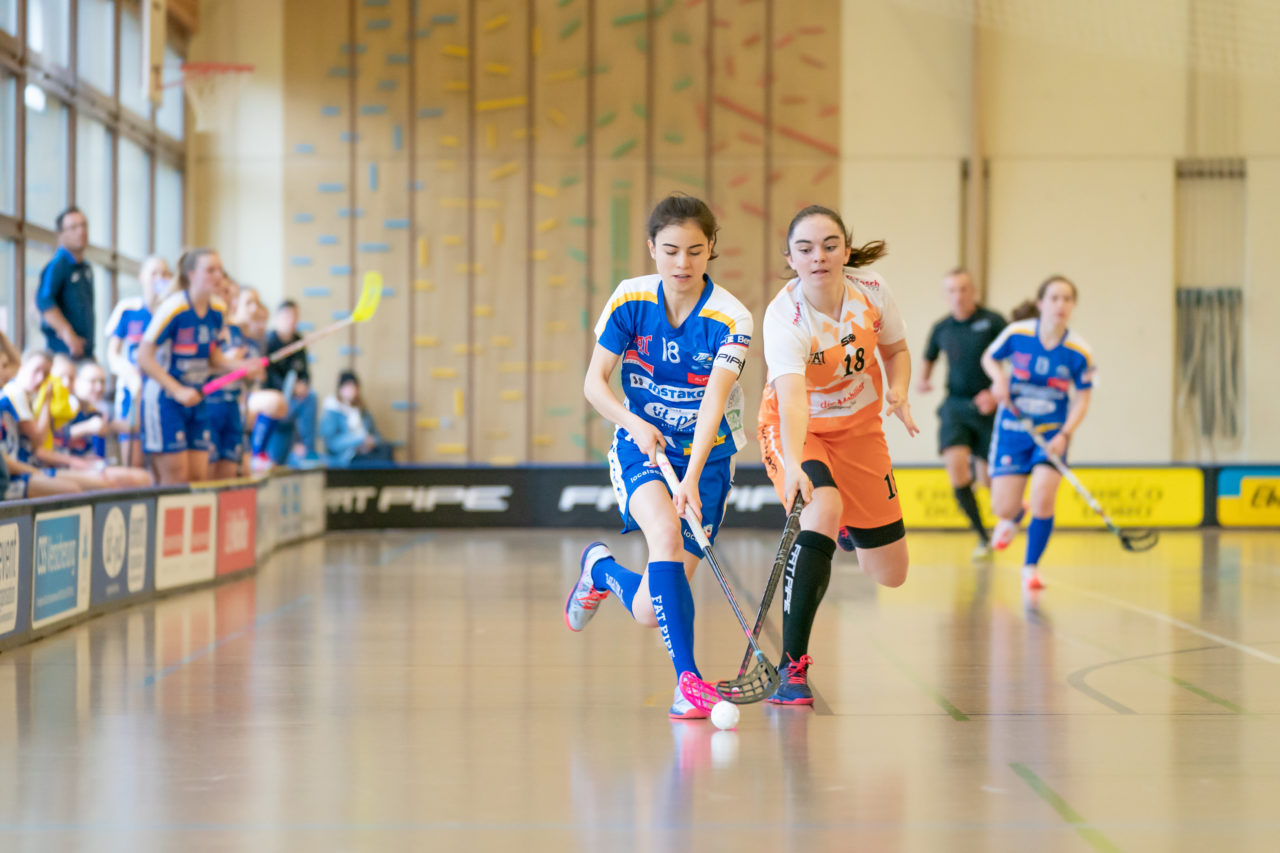 Hüenerweid (Dietlikon), 09.02.2019, Unihockey Damen U21 17. Runde, Kloten-Dietlikon Jets - piranha chur,  Linda Eisenegger (Nr. 18, Kloten-Dietlikon Jets) wird von Sina Hagmann (Nr. 18, piranha chur) gestört

(Claudio Schwarz, unihockey-fotos.ch)

Copyright: Claudio Schwarz, unihockey-fotos.ch – Dieses Bild wurde durch swiss unihockey lizenziert und darf ausschliesslich auf den Online-Kanälen von swiss unihockey verwendet werden. Die redaktionelle oder kommerzielle Nutzung durch Dritte (Medien, Vereine, Unternehmen oder Privatpersonen) per Download von diesem flickr-Account ist ausgeschlossen. Das Bild kann bei Interesse via unihockey-fotos.ch kostenpflichtig lizenziert werden. unihockey-fotos.ch behält sich vor, fehlbaren Medien, Vereinen, Unternehmen oder Privatpersonen Bilder mit einem Zuschlag in Rechnung zu stellen.