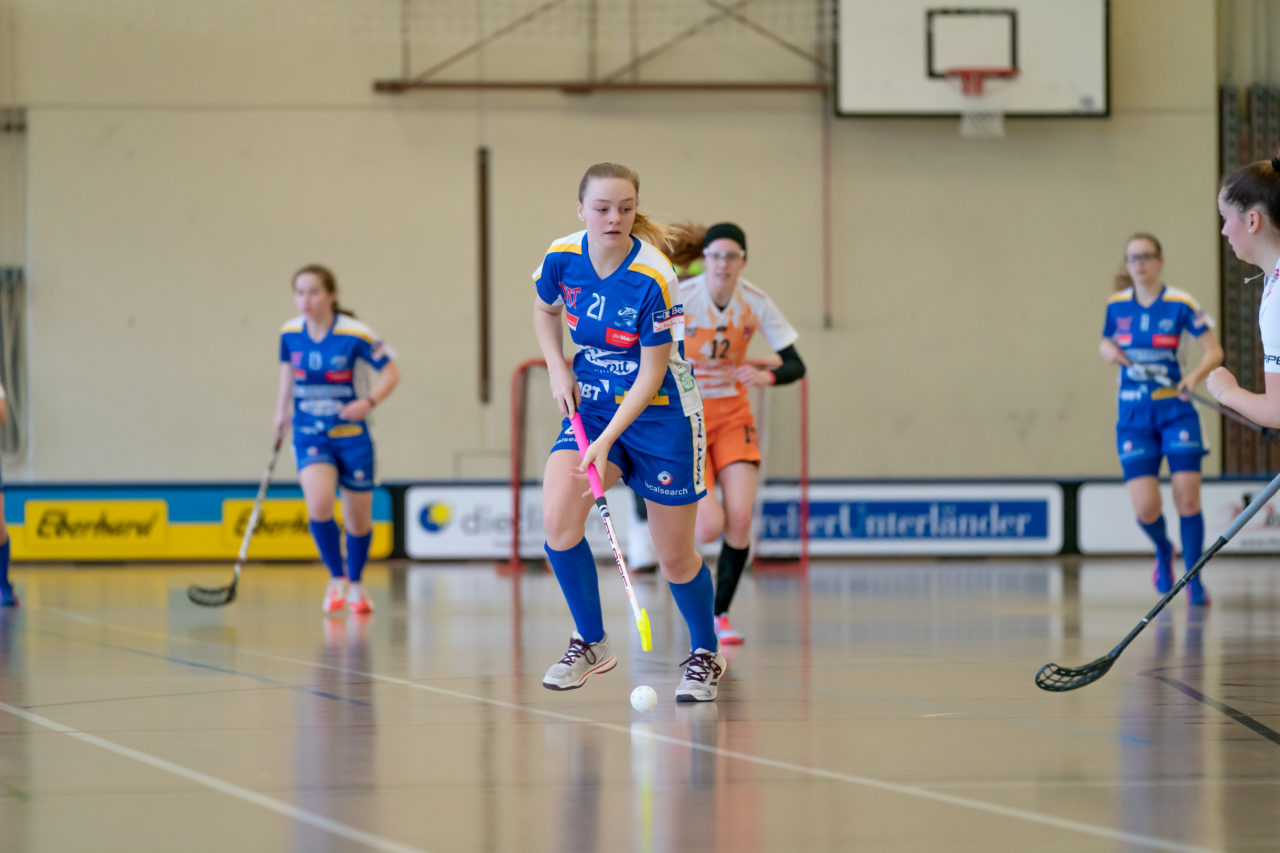 Hüenerweid (Dietlikon), 09.02.2019, Unihockey Damen U21 17. Runde, Kloten-Dietlikon Jets - piranha chur, Flavia Michel (Nr. 21, Kloten-Dietlikon Jets) am Ball 

(Claudio Schwarz, unihockey-fotos.ch)

Copyright: Claudio Schwarz, unihockey-fotos.ch – Dieses Bild wurde durch swiss unihockey lizenziert und darf ausschliesslich auf den Online-Kanälen von swiss unihockey verwendet werden. Die redaktionelle oder kommerzielle Nutzung durch Dritte (Medien, Vereine, Unternehmen oder Privatpersonen) per Download von diesem flickr-Account ist ausgeschlossen. Das Bild kann bei Interesse via unihockey-fotos.ch kostenpflichtig lizenziert werden. unihockey-fotos.ch behält sich vor, fehlbaren Medien, Vereinen, Unternehmen oder Privatpersonen Bilder mit einem Zuschlag in Rechnung zu stellen.