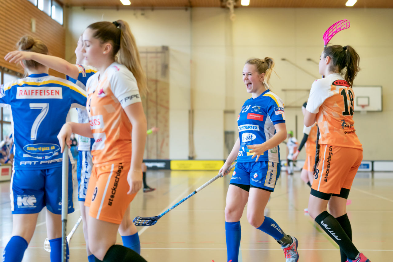 Hüenerweid (Dietlikon), 09.02.2019, Unihockey Damen U21 17. Runde, Kloten-Dietlikon Jets - piranha chur, Lea Suter (Nr. 29, Kloten-Dietlikon Jets) bejubelt das 2:0

(Claudio Schwarz, unihockey-fotos.ch)

Copyright: Claudio Schwarz, unihockey-fotos.ch – Dieses Bild wurde durch swiss unihockey lizenziert und darf ausschliesslich auf den Online-Kanälen von swiss unihockey verwendet werden. Die redaktionelle oder kommerzielle Nutzung durch Dritte (Medien, Vereine, Unternehmen oder Privatpersonen) per Download von diesem flickr-Account ist ausgeschlossen. Das Bild kann bei Interesse via unihockey-fotos.ch kostenpflichtig lizenziert werden. unihockey-fotos.ch behält sich vor, fehlbaren Medien, Vereinen, Unternehmen oder Privatpersonen Bilder mit einem Zuschlag in Rechnung zu stellen.