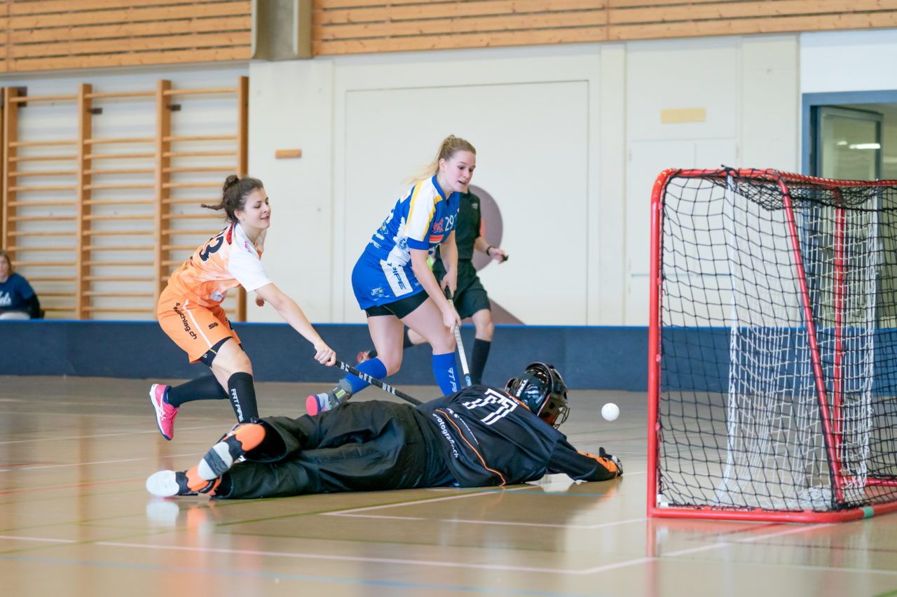 Hüenerweid (Dietlikon), 09.02.2019, Unihockey Damen U21 17. Runde, Kloten-Dietlikon Jets - piranha chur, Lea Suter (Nr. 29, Kloten-Dietlikon Jets) vergibt gegen Noora Holle (Nr. 71, piranha chur)

(Claudio Schwarz, unihockey-fotos.ch)

Copyright: Claudio Schwarz, unihockey-fotos.ch – Dieses Bild wurde durch swiss unihockey lizenziert und darf ausschliesslich auf den Online-Kanälen von swiss unihockey verwendet werden. Die redaktionelle oder kommerzielle Nutzung durch Dritte (Medien, Vereine, Unternehmen oder Privatpersonen) per Download von diesem flickr-Account ist ausgeschlossen. Das Bild kann bei Interesse via unihockey-fotos.ch kostenpflichtig lizenziert werden. unihockey-fotos.ch behält sich vor, fehlbaren Medien, Vereinen, Unternehmen oder Privatpersonen Bilder mit einem Zuschlag in Rechnung zu stellen.