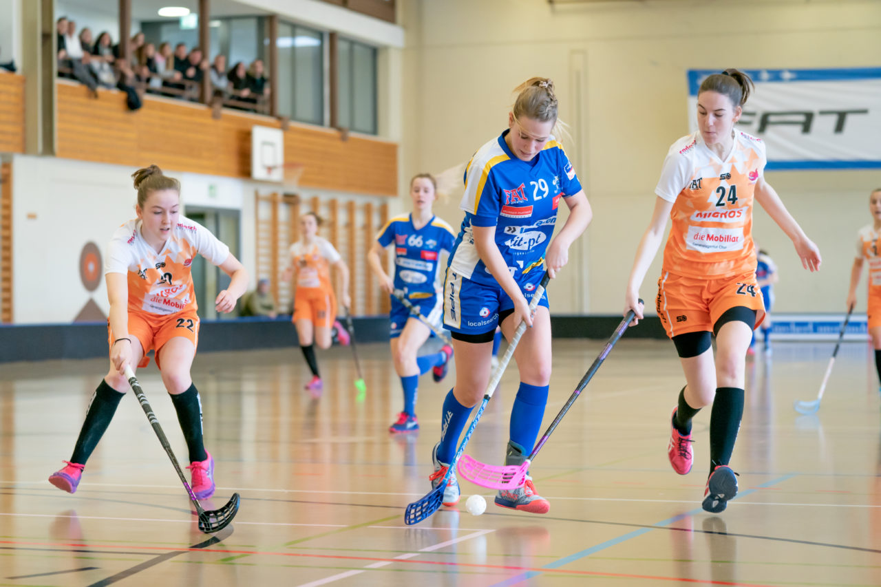 Hüenerweid (Dietlikon), 09.02.2019, Unihockey Damen U21 17. Runde, Kloten-Dietlikon Jets - piranha chur, Lea Suter (Nr. 29, Kloten-Dietlikon Jets) wird von Bianca Joos (Nr. 24, piranha chur) gestört

(Claudio Schwarz, unihockey-fotos.ch)

Copyright: Claudio Schwarz, unihockey-fotos.ch – Dieses Bild wurde durch swiss unihockey lizenziert und darf ausschliesslich auf den Online-Kanälen von swiss unihockey verwendet werden. Die redaktionelle oder kommerzielle Nutzung durch Dritte (Medien, Vereine, Unternehmen oder Privatpersonen) per Download von diesem flickr-Account ist ausgeschlossen. Das Bild kann bei Interesse via unihockey-fotos.ch kostenpflichtig lizenziert werden. unihockey-fotos.ch behält sich vor, fehlbaren Medien, Vereinen, Unternehmen oder Privatpersonen Bilder mit einem Zuschlag in Rechnung zu stellen.