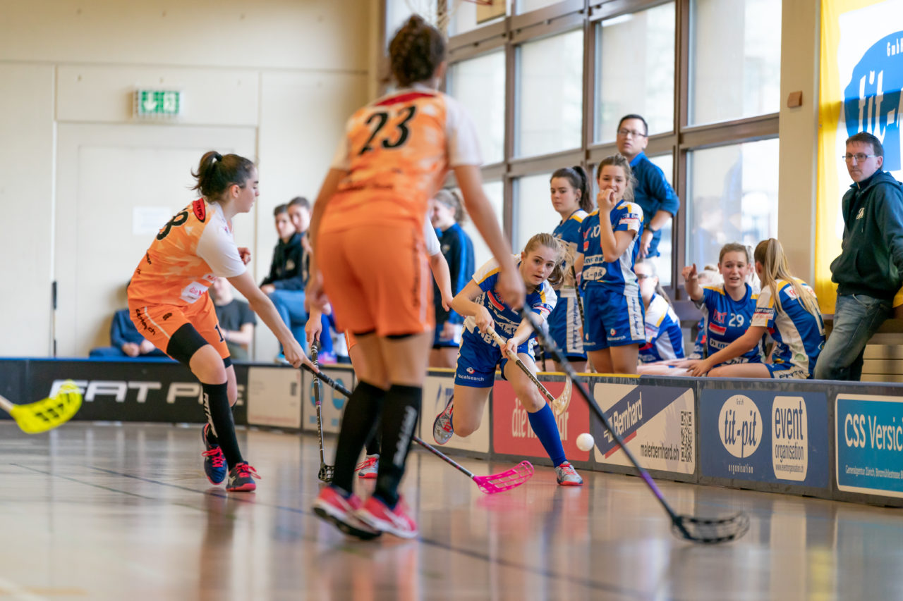 Hüenerweid (Dietlikon), 09.02.2019, Unihockey Damen U21 17. Runde, Kloten-Dietlikon Jets - piranha chur, Leonie Wieland (Nr. 2, Kloten-Dietlikon Jets) spielt einen Pass

(Claudio Schwarz, unihockey-fotos.ch)

Copyright: Claudio Schwarz, unihockey-fotos.ch – Dieses Bild wurde durch swiss unihockey lizenziert und darf ausschliesslich auf den Online-Kanälen von swiss unihockey verwendet werden. Die redaktionelle oder kommerzielle Nutzung durch Dritte (Medien, Vereine, Unternehmen oder Privatpersonen) per Download von diesem flickr-Account ist ausgeschlossen. Das Bild kann bei Interesse via unihockey-fotos.ch kostenpflichtig lizenziert werden. unihockey-fotos.ch behält sich vor, fehlbaren Medien, Vereinen, Unternehmen oder Privatpersonen Bilder mit einem Zuschlag in Rechnung zu stellen.