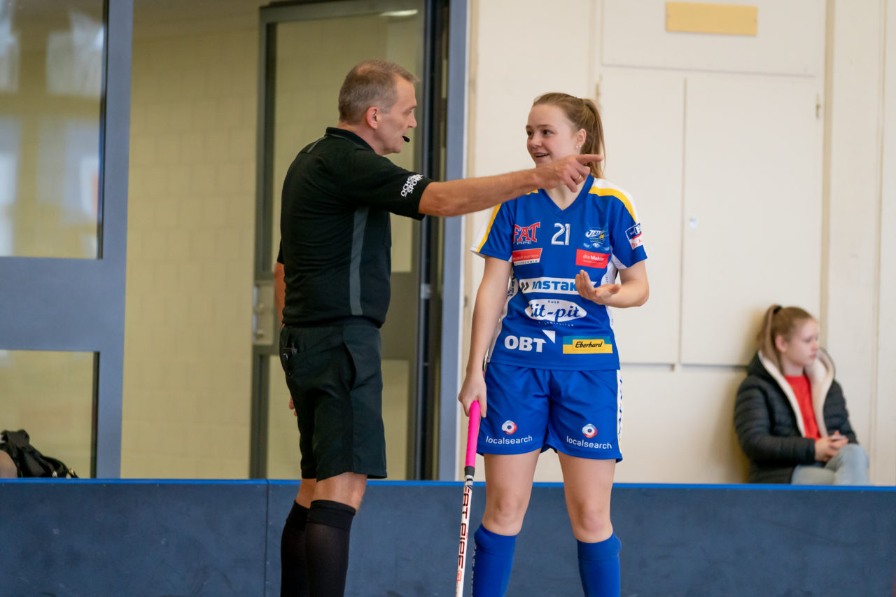 Hüenerweid (Dietlikon), 09.02.2019, Unihockey Damen U21 17. Runde, Kloten-Dietlikon Jets - piranha chur, Flavia Michel (Nr. 21, Kloten-Dietlikon Jets) diskutiert mit dem Schiedsrichter 

(Claudio Schwarz, unihockey-fotos.ch)

Copyright: Claudio Schwarz, unihockey-fotos.ch – Dieses Bild wurde durch swiss unihockey lizenziert und darf ausschliesslich auf den Online-Kanälen von swiss unihockey verwendet werden. Die redaktionelle oder kommerzielle Nutzung durch Dritte (Medien, Vereine, Unternehmen oder Privatpersonen) per Download von diesem flickr-Account ist ausgeschlossen. Das Bild kann bei Interesse via unihockey-fotos.ch kostenpflichtig lizenziert werden. unihockey-fotos.ch behält sich vor, fehlbaren Medien, Vereinen, Unternehmen oder Privatpersonen Bilder mit einem Zuschlag in Rechnung zu stellen.