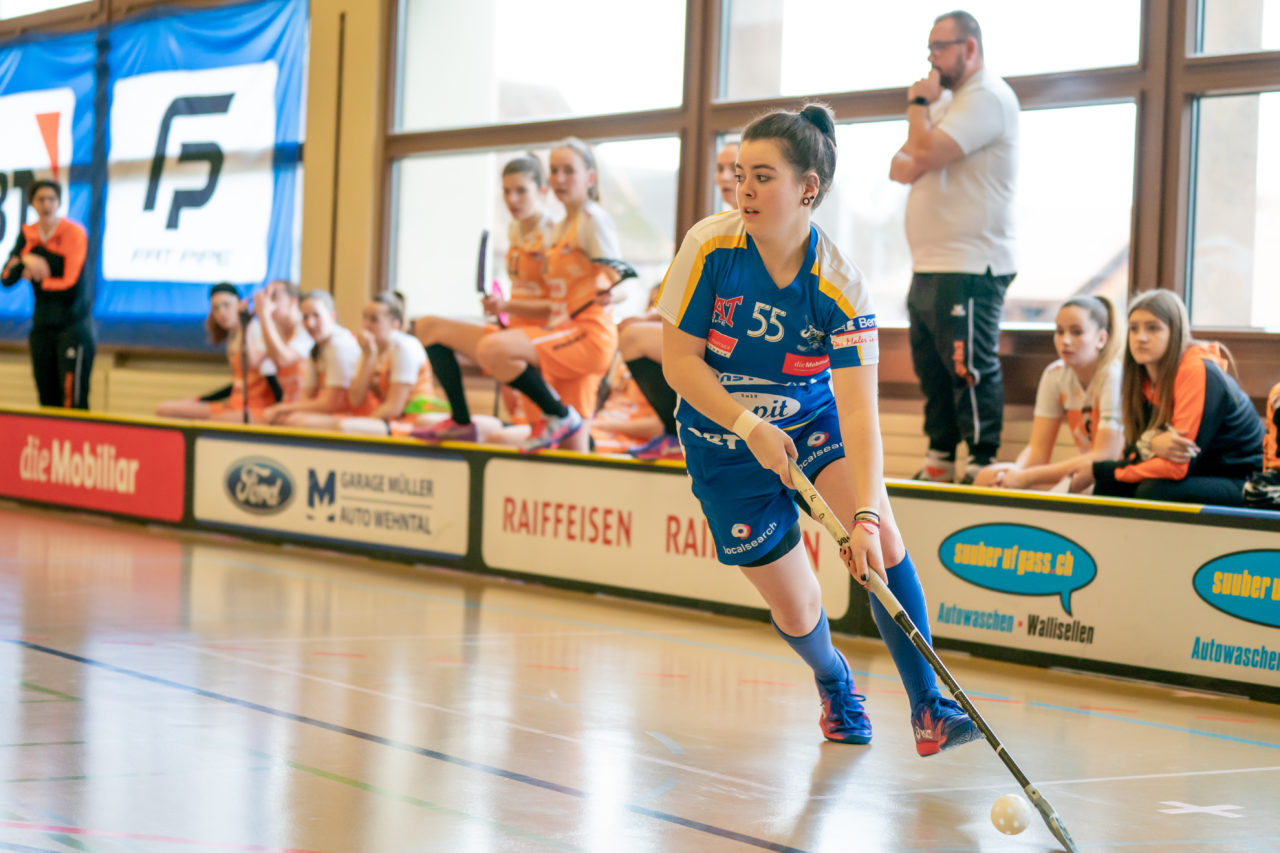 Hüenerweid (Dietlikon), 09.02.2019, Unihockey Damen U21 17. Runde, Kloten-Dietlikon Jets - piranha chur, Erina Domfeld (Nr. 55, Kloten-Dietlikon Jets) am Ball

(Claudio Schwarz, unihockey-fotos.ch)

Copyright: Claudio Schwarz, unihockey-fotos.ch – Dieses Bild wurde durch swiss unihockey lizenziert und darf ausschliesslich auf den Online-Kanälen von swiss unihockey verwendet werden. Die redaktionelle oder kommerzielle Nutzung durch Dritte (Medien, Vereine, Unternehmen oder Privatpersonen) per Download von diesem flickr-Account ist ausgeschlossen. Das Bild kann bei Interesse via unihockey-fotos.ch kostenpflichtig lizenziert werden. unihockey-fotos.ch behält sich vor, fehlbaren Medien, Vereinen, Unternehmen oder Privatpersonen Bilder mit einem Zuschlag in Rechnung zu stellen.
