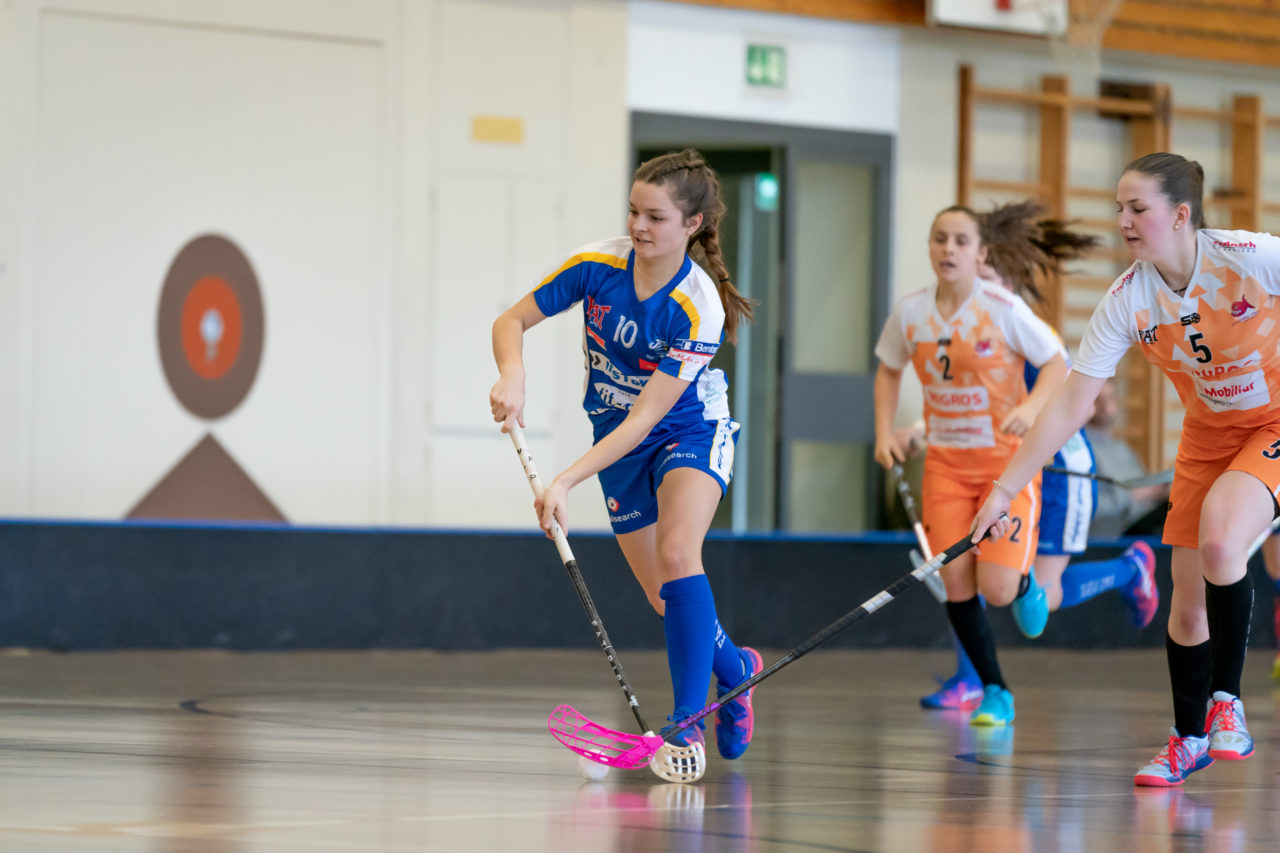 Hüenerweid (Dietlikon), 09.02.2019, Unihockey Damen U21 17. Runde, Kloten-Dietlikon Jets - piranha chur, Ronja Markwalder (Nr. 10, Kloten-Dietlikon Jets) am Ball

(Claudio Schwarz, unihockey-fotos.ch)

Copyright: Claudio Schwarz, unihockey-fotos.ch – Dieses Bild wurde durch swiss unihockey lizenziert und darf ausschliesslich auf den Online-Kanälen von swiss unihockey verwendet werden. Die redaktionelle oder kommerzielle Nutzung durch Dritte (Medien, Vereine, Unternehmen oder Privatpersonen) per Download von diesem flickr-Account ist ausgeschlossen. Das Bild kann bei Interesse via unihockey-fotos.ch kostenpflichtig lizenziert werden. unihockey-fotos.ch behält sich vor, fehlbaren Medien, Vereinen, Unternehmen oder Privatpersonen Bilder mit einem Zuschlag in Rechnung zu stellen.