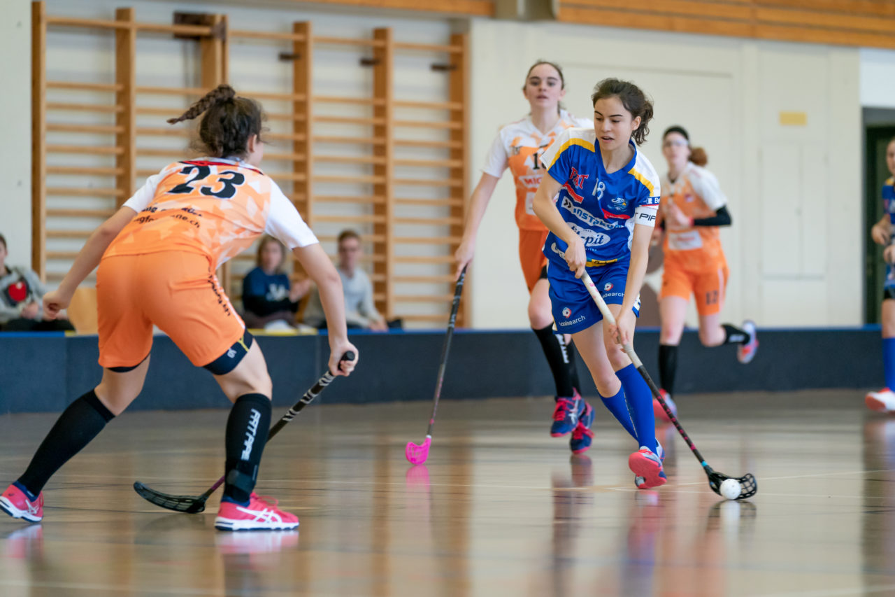 Hüenerweid (Dietlikon), 09.02.2019, Unihockey Damen U21 17. Runde, Kloten-Dietlikon Jets - piranha chur, Linda Eisenegger (Nr. 18, Kloten-Dietlikon Jets) am Ball

(Claudio Schwarz, unihockey-fotos.ch)

Copyright: Claudio Schwarz, unihockey-fotos.ch – Dieses Bild wurde durch swiss unihockey lizenziert und darf ausschliesslich auf den Online-Kanälen von swiss unihockey verwendet werden. Die redaktionelle oder kommerzielle Nutzung durch Dritte (Medien, Vereine, Unternehmen oder Privatpersonen) per Download von diesem flickr-Account ist ausgeschlossen. Das Bild kann bei Interesse via unihockey-fotos.ch kostenpflichtig lizenziert werden. unihockey-fotos.ch behält sich vor, fehlbaren Medien, Vereinen, Unternehmen oder Privatpersonen Bilder mit einem Zuschlag in Rechnung zu stellen.