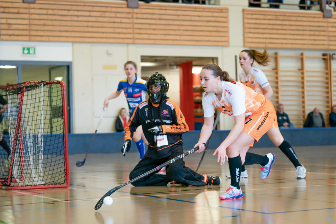 Hüenerweid (Dietlikon), 09.02.2019, Unihockey Damen U21 17. Runde, Kloten-Dietlikon Jets - piranha chur, Alena Rava (Nr. 7, piranha chur) holt sich den Prellball

(Claudio Schwarz, unihockey-fotos.ch)

Copyright: Claudio Schwarz, unihockey-fotos.ch – Dieses Bild wurde durch swiss unihockey lizenziert und darf ausschliesslich auf den Online-Kanälen von swiss unihockey verwendet werden. Die redaktionelle oder kommerzielle Nutzung durch Dritte (Medien, Vereine, Unternehmen oder Privatpersonen) per Download von diesem flickr-Account ist ausgeschlossen. Das Bild kann bei Interesse via unihockey-fotos.ch kostenpflichtig lizenziert werden. unihockey-fotos.ch behält sich vor, fehlbaren Medien, Vereinen, Unternehmen oder Privatpersonen Bilder mit einem Zuschlag in Rechnung zu stellen.