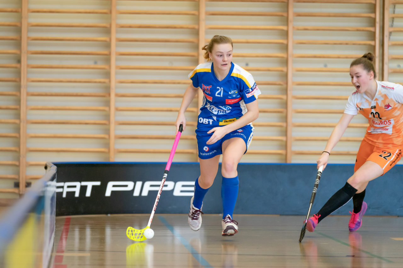 Hüenerweid (Dietlikon), 09.02.2019, Unihockey Damen U21 17. Runde, Kloten-Dietlikon Jets - piranha chur, Flavia Michel (Nr. 21, Kloten-Dietlikon Jets) am Ball 

(Claudio Schwarz, unihockey-fotos.ch)

Copyright: Claudio Schwarz, unihockey-fotos.ch – Dieses Bild wurde durch swiss unihockey lizenziert und darf ausschliesslich auf den Online-Kanälen von swiss unihockey verwendet werden. Die redaktionelle oder kommerzielle Nutzung durch Dritte (Medien, Vereine, Unternehmen oder Privatpersonen) per Download von diesem flickr-Account ist ausgeschlossen. Das Bild kann bei Interesse via unihockey-fotos.ch kostenpflichtig lizenziert werden. unihockey-fotos.ch behält sich vor, fehlbaren Medien, Vereinen, Unternehmen oder Privatpersonen Bilder mit einem Zuschlag in Rechnung zu stellen.